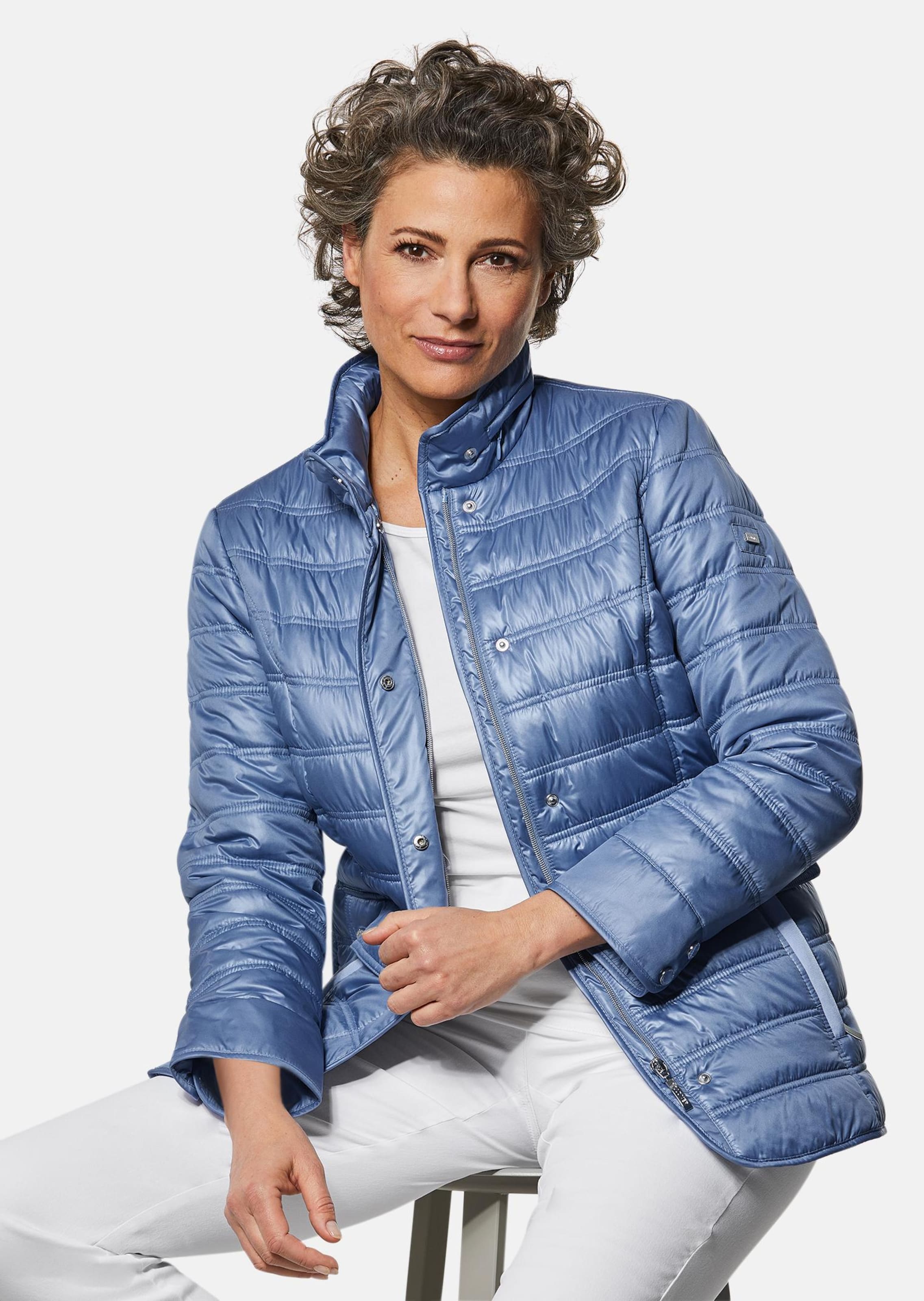 Veste matelass?�e l?�g?�re aux nombreux d?�tails in bleu clair | atelier GOLDNER