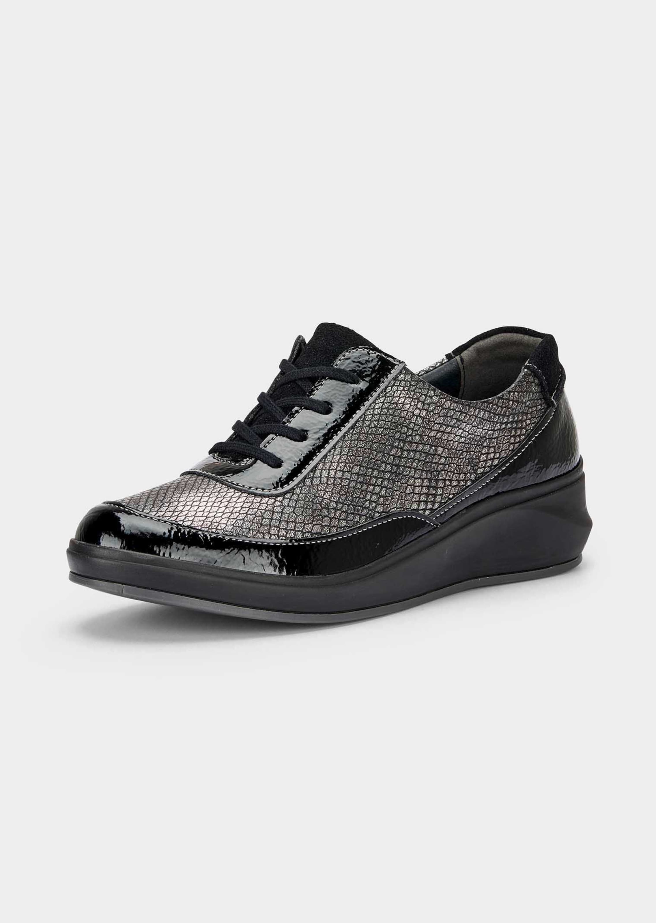 Veterschoenen met lakaccenten