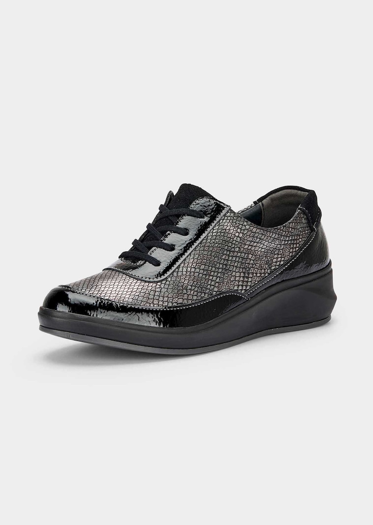 Veterschoenen met lakaccenten