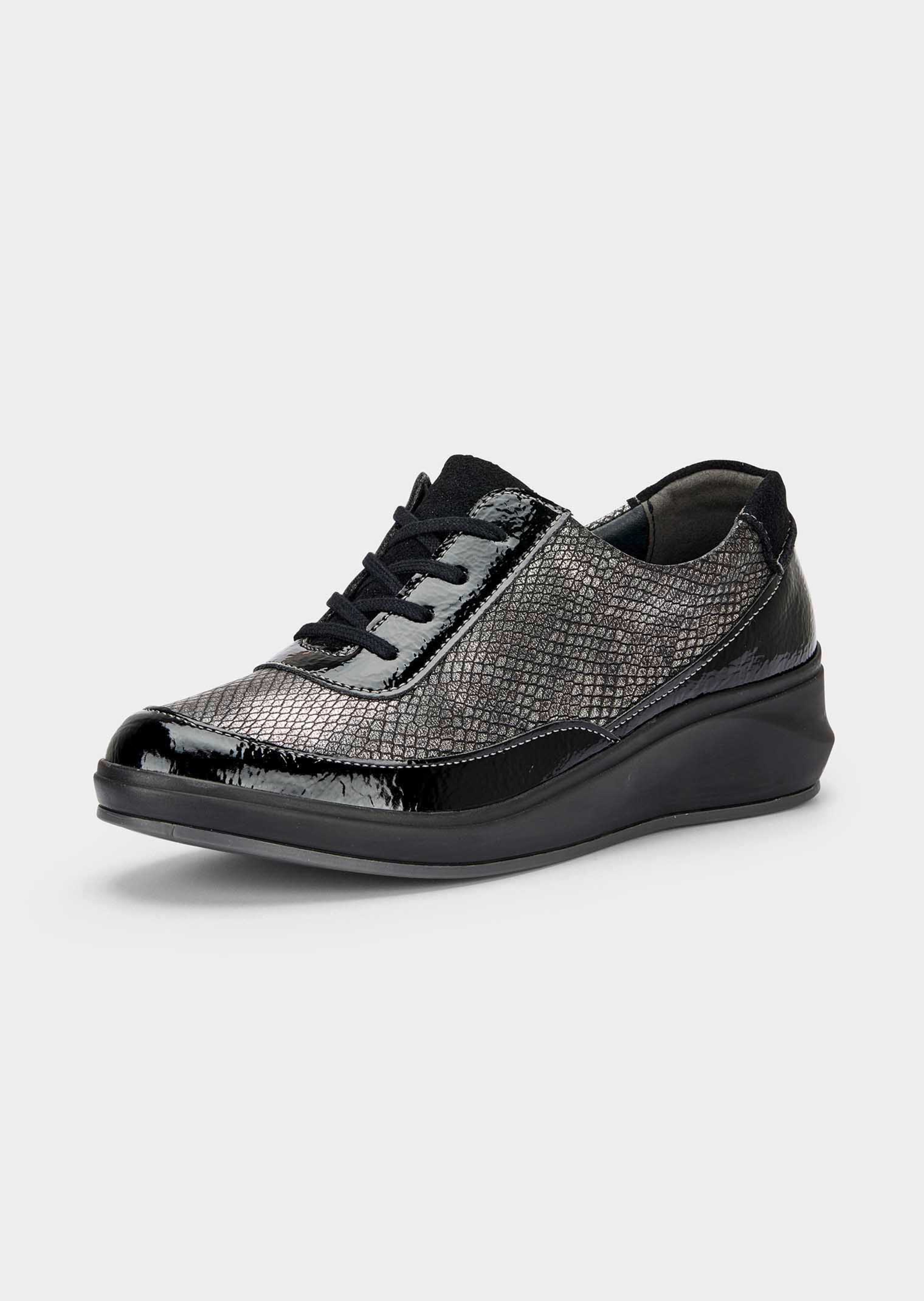 Veterschoenen met lakaccenten