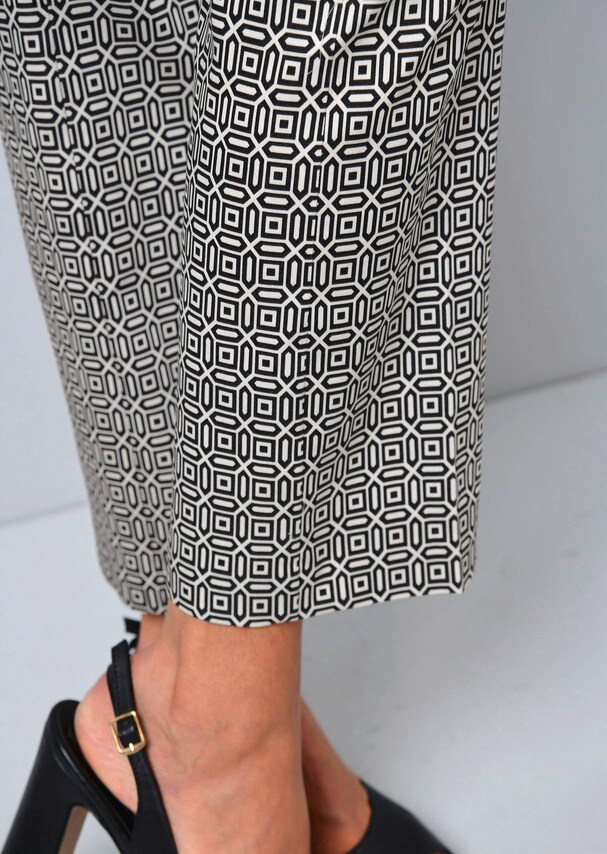 Hose mit grafischem Dessin 3