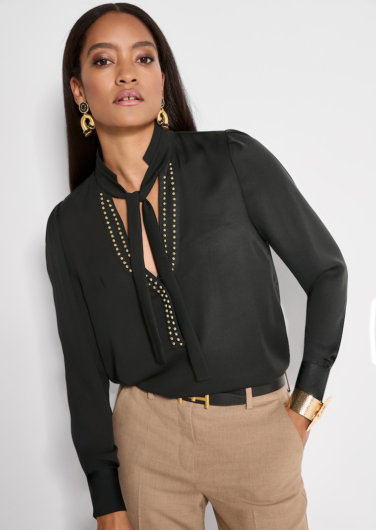 Bluse mit Nietenbesatz und Bindeband