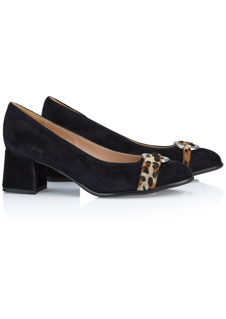Suede pumps with leo accent