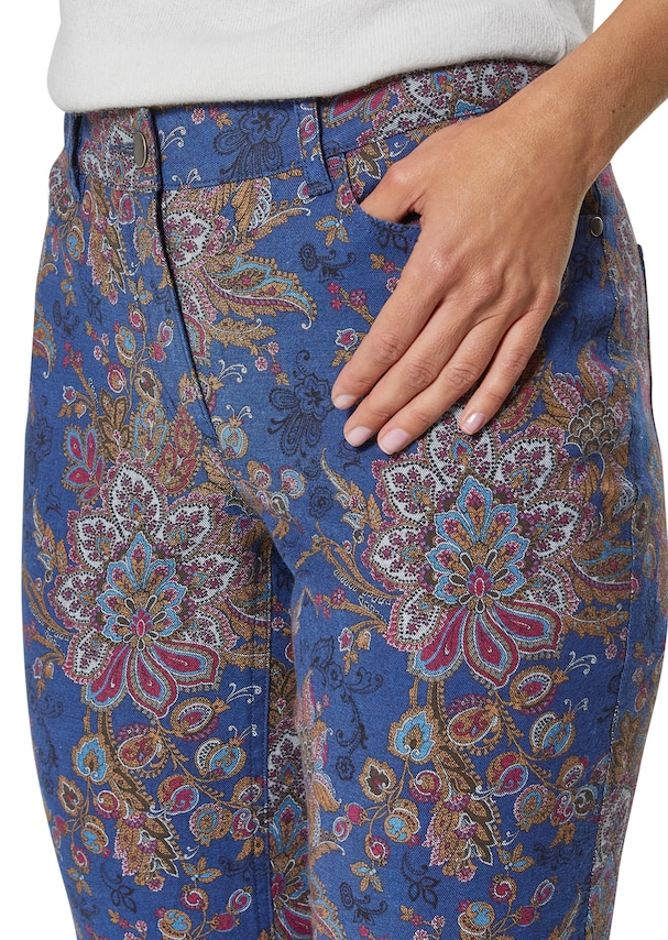 Schlanke Jeans mit Paisley-Print 4
