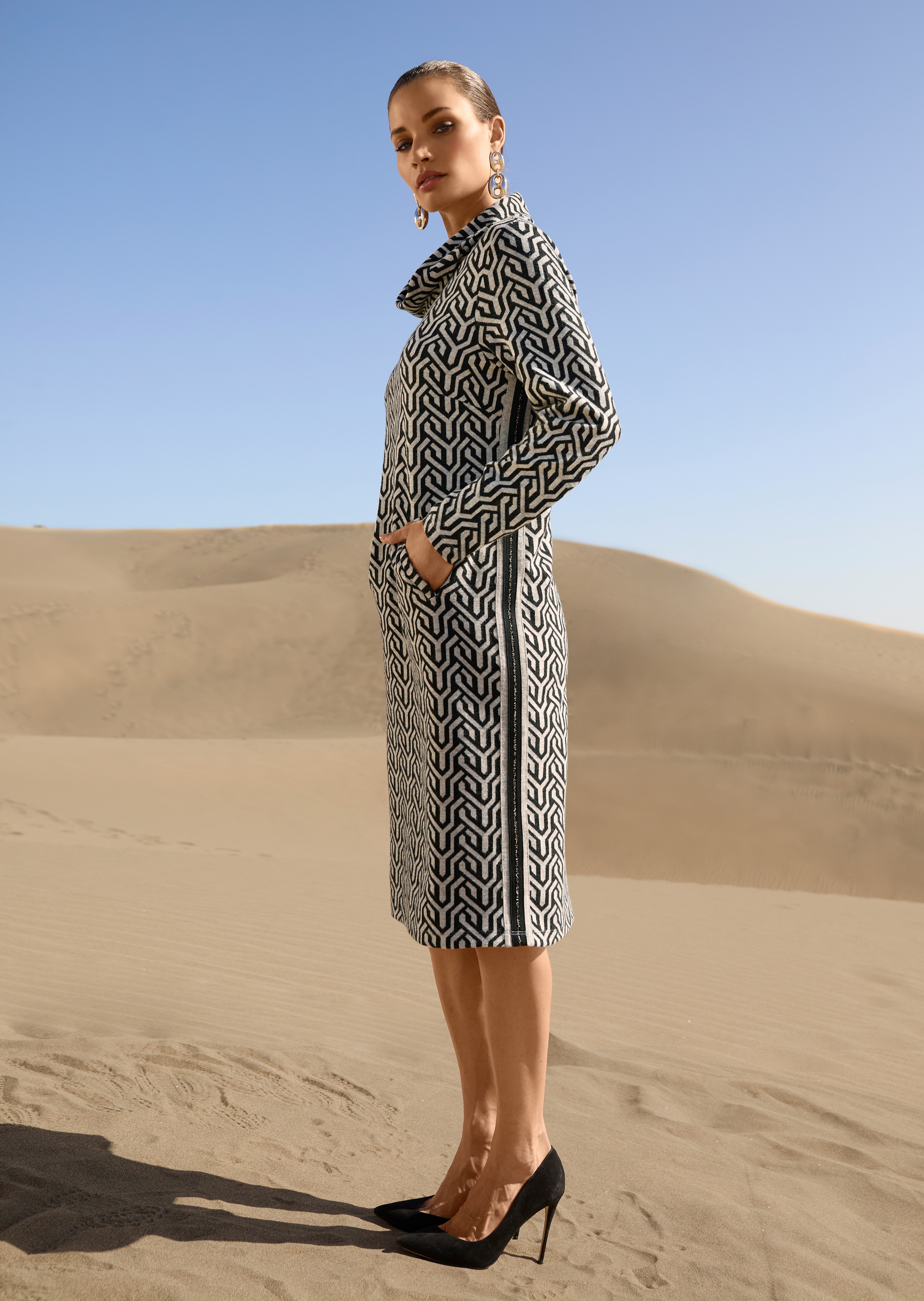 Shift dress with graphic pattern