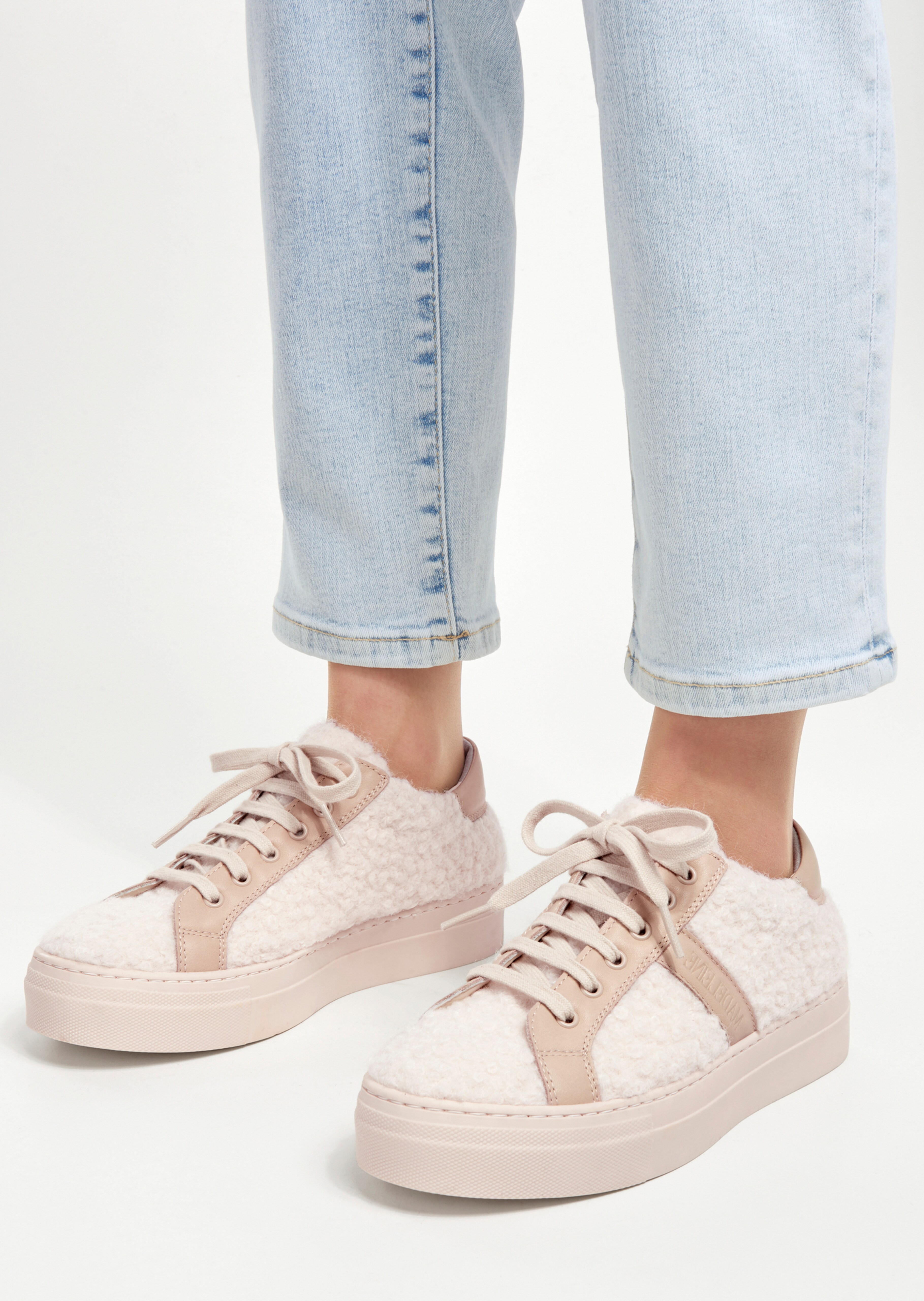 Sneaker zum Schnüren – mit Teddy- und Lederpartien