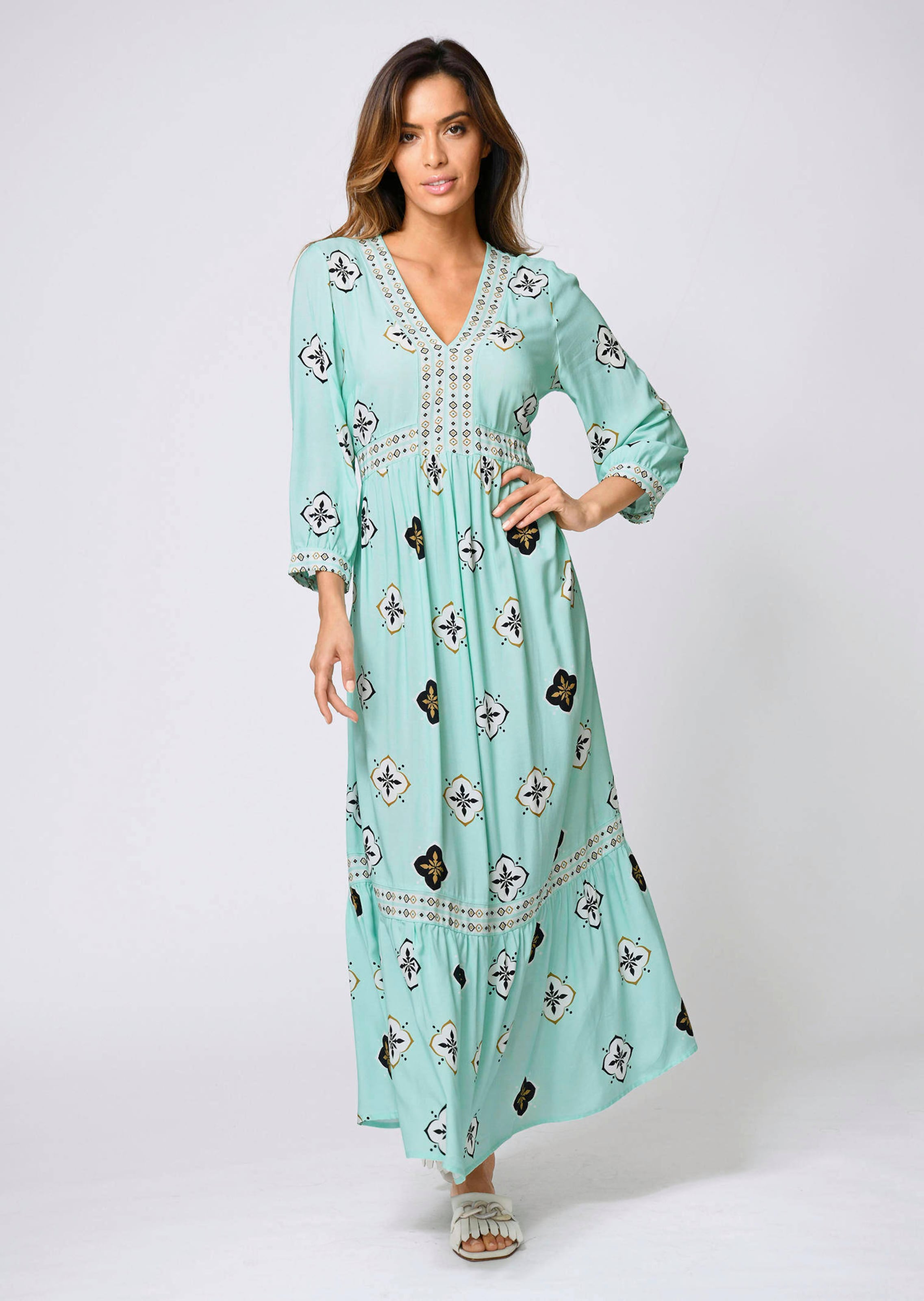 Kleid in modischem Muster-Mix