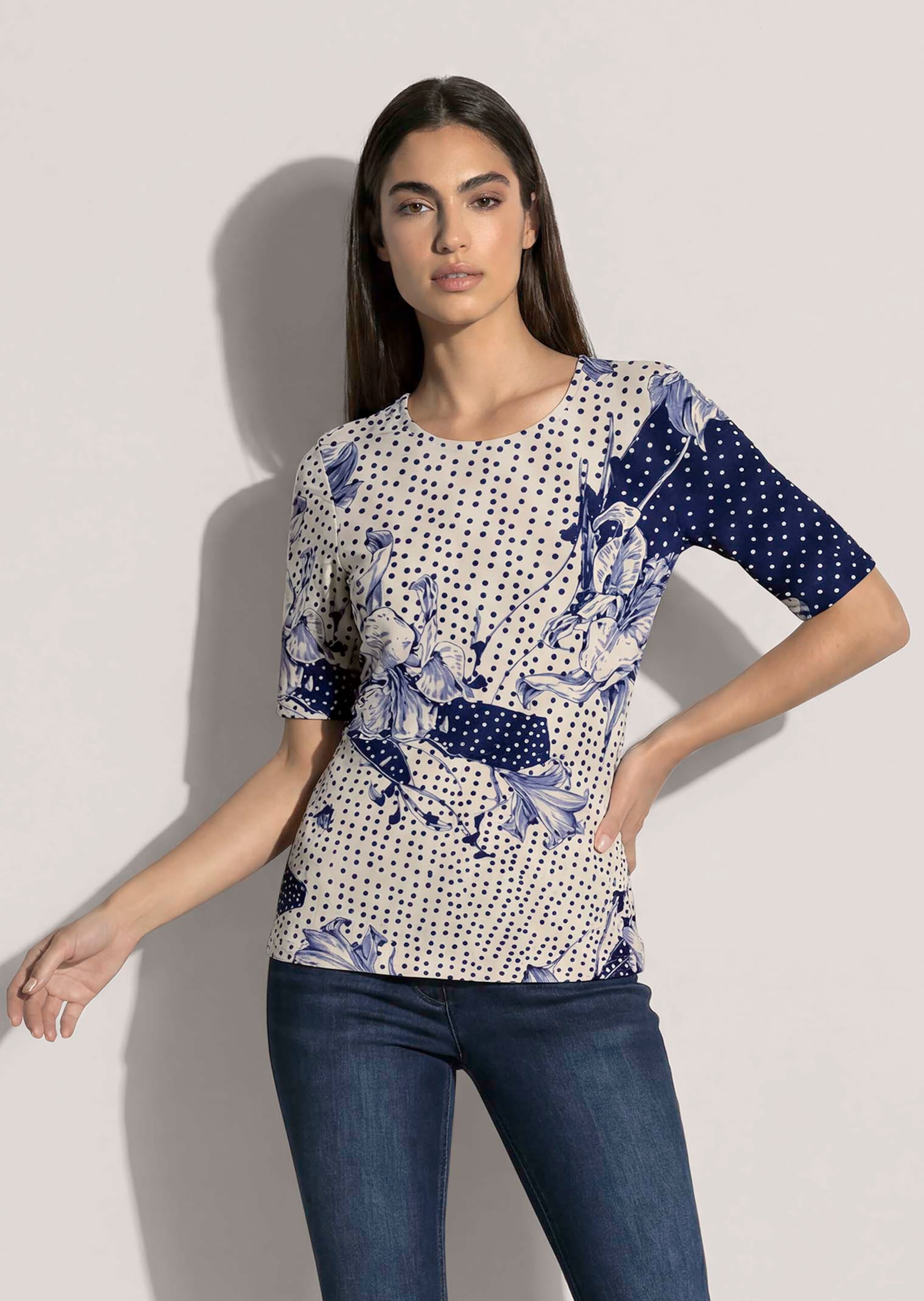 Shirt mit Punkten und Blütenmotiven