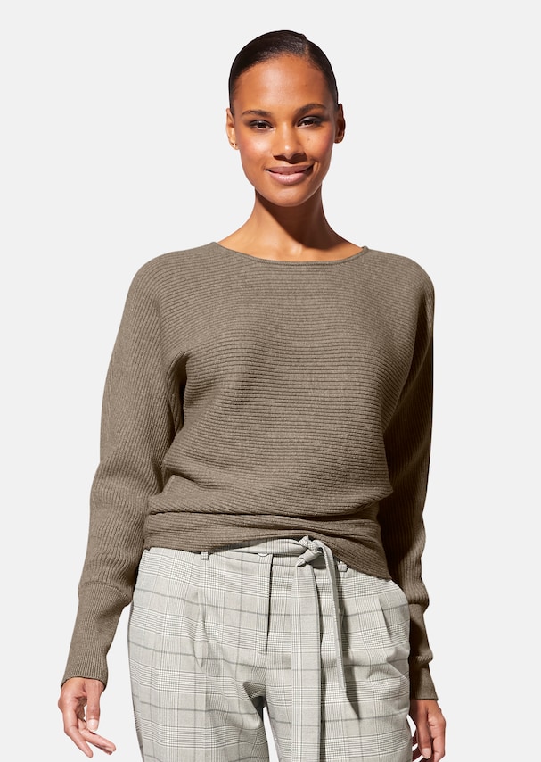 Round neck jumper with batwing sleeves