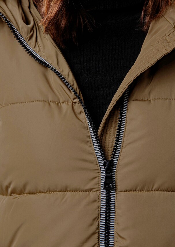 Mantel allover in sportiver Steppung