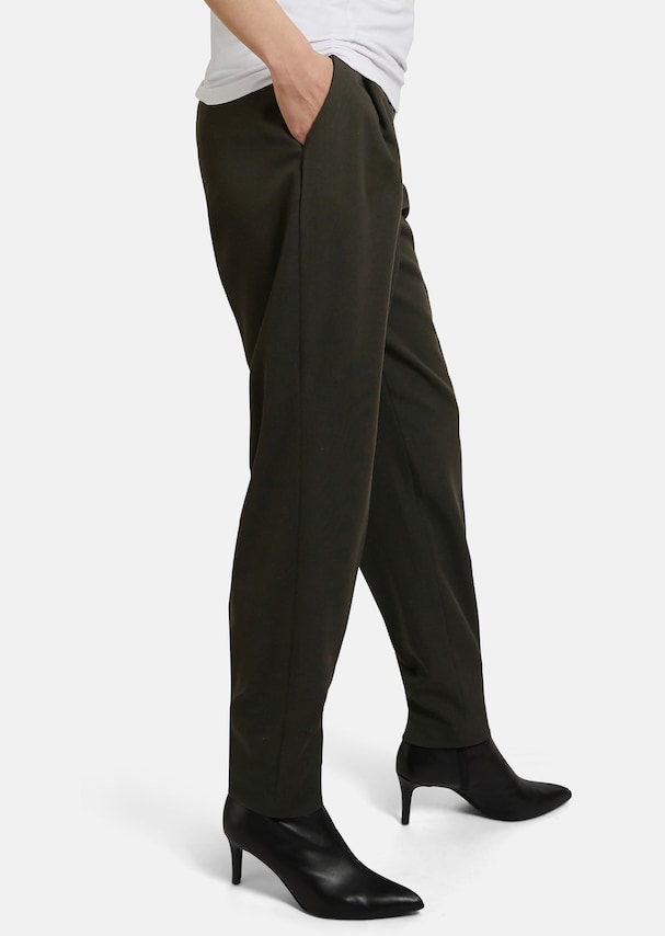 Pleated trousers in high-waist style 3