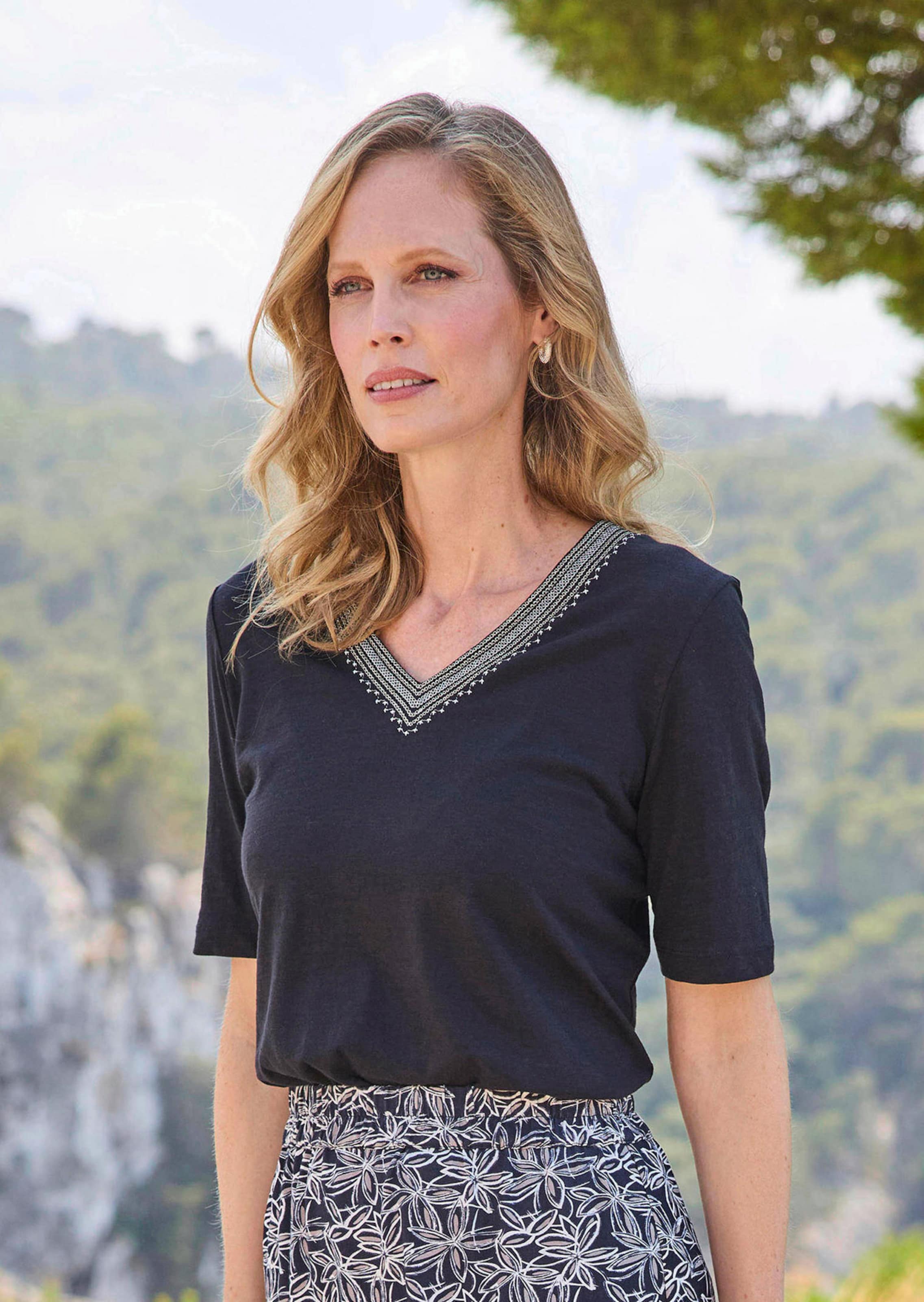 Baumwoll-Shirt mit Stickereien