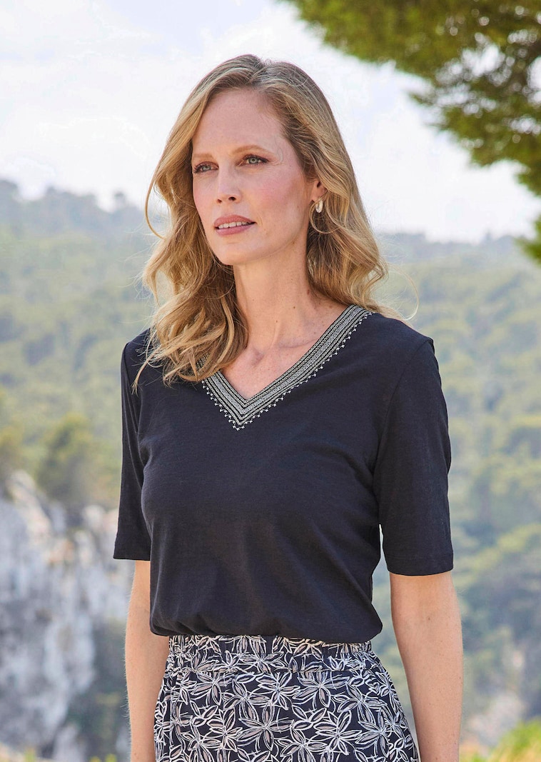 Puuvillapaita kirjonnalla