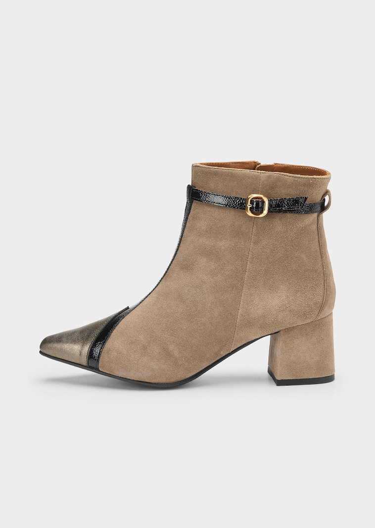 Wildleder-Stiefelette mit Lack-Applikationen