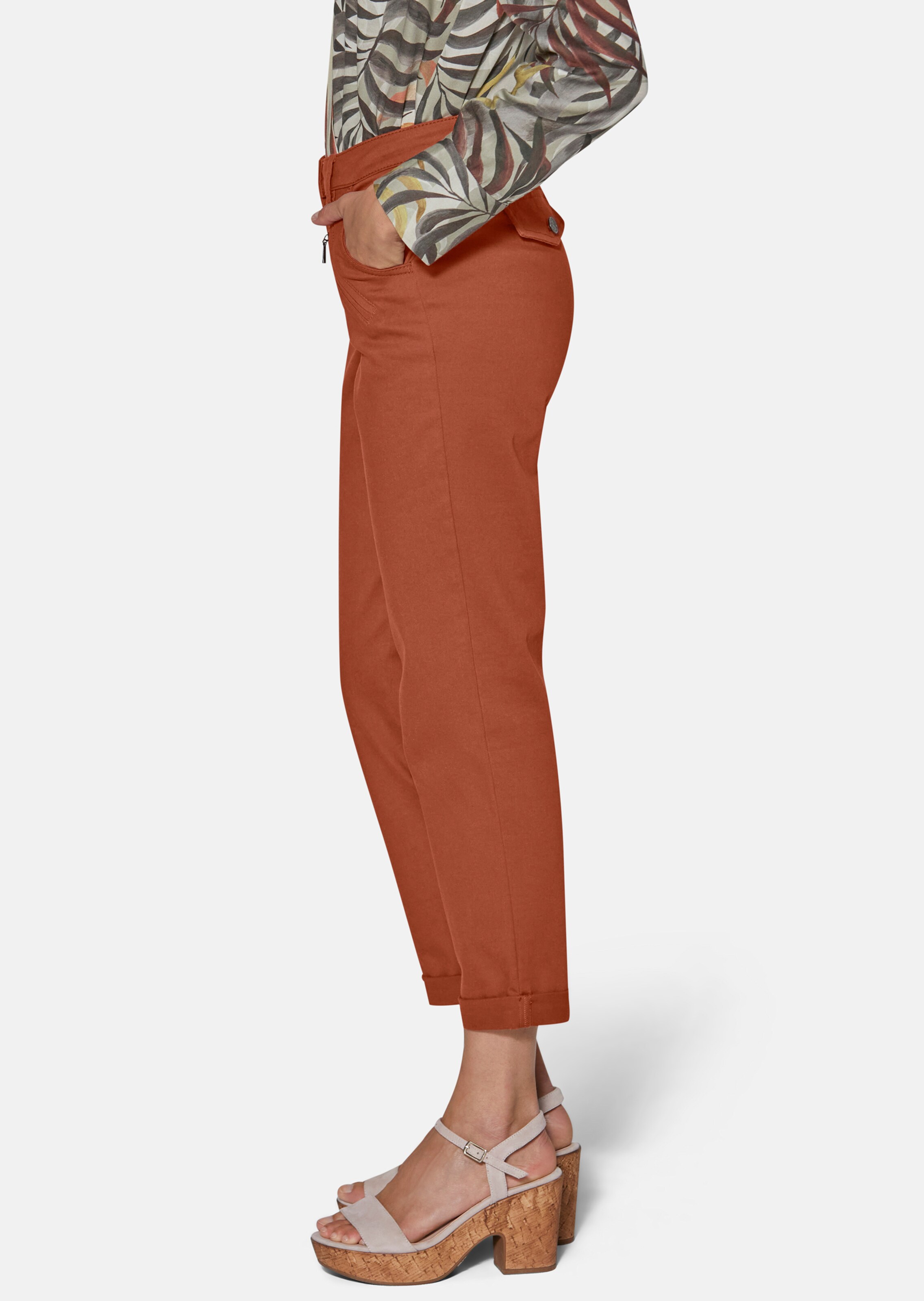 cropped-trousers-in-a-casual-chino-style-in-terracotta-madeleine-fashion