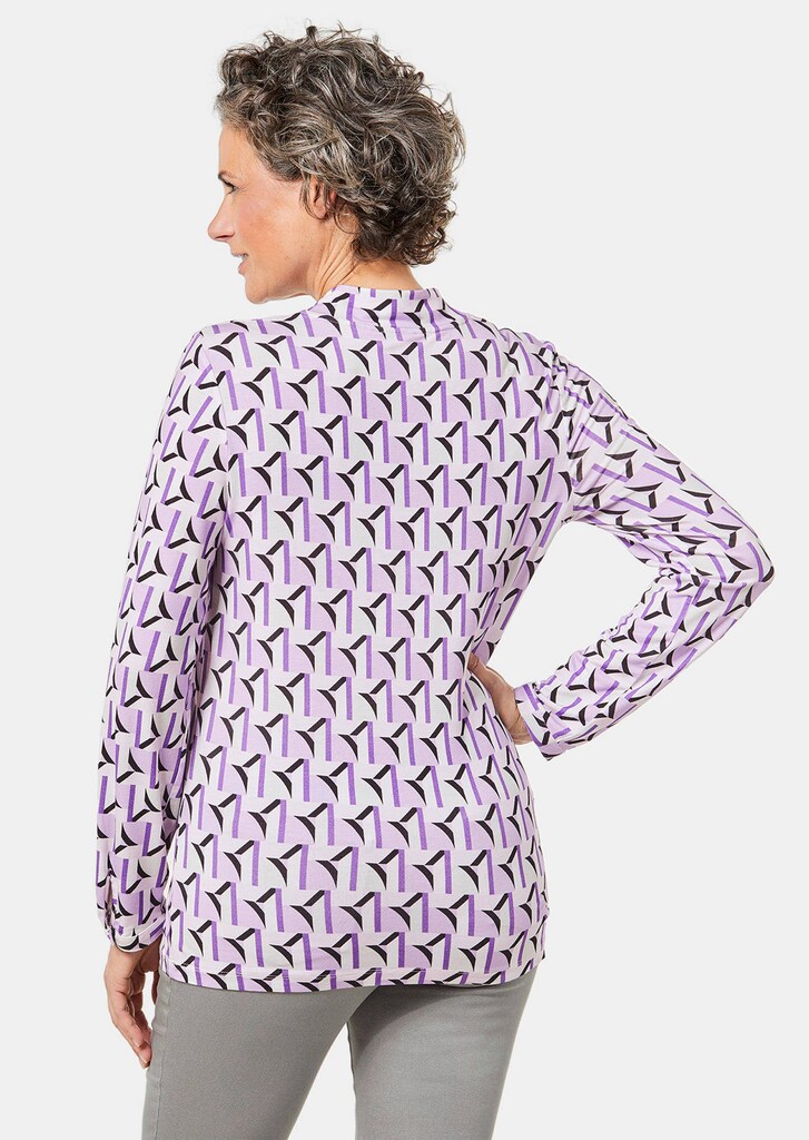Schönes Druckshirt mit außergewöhnlichem Ausschnitt