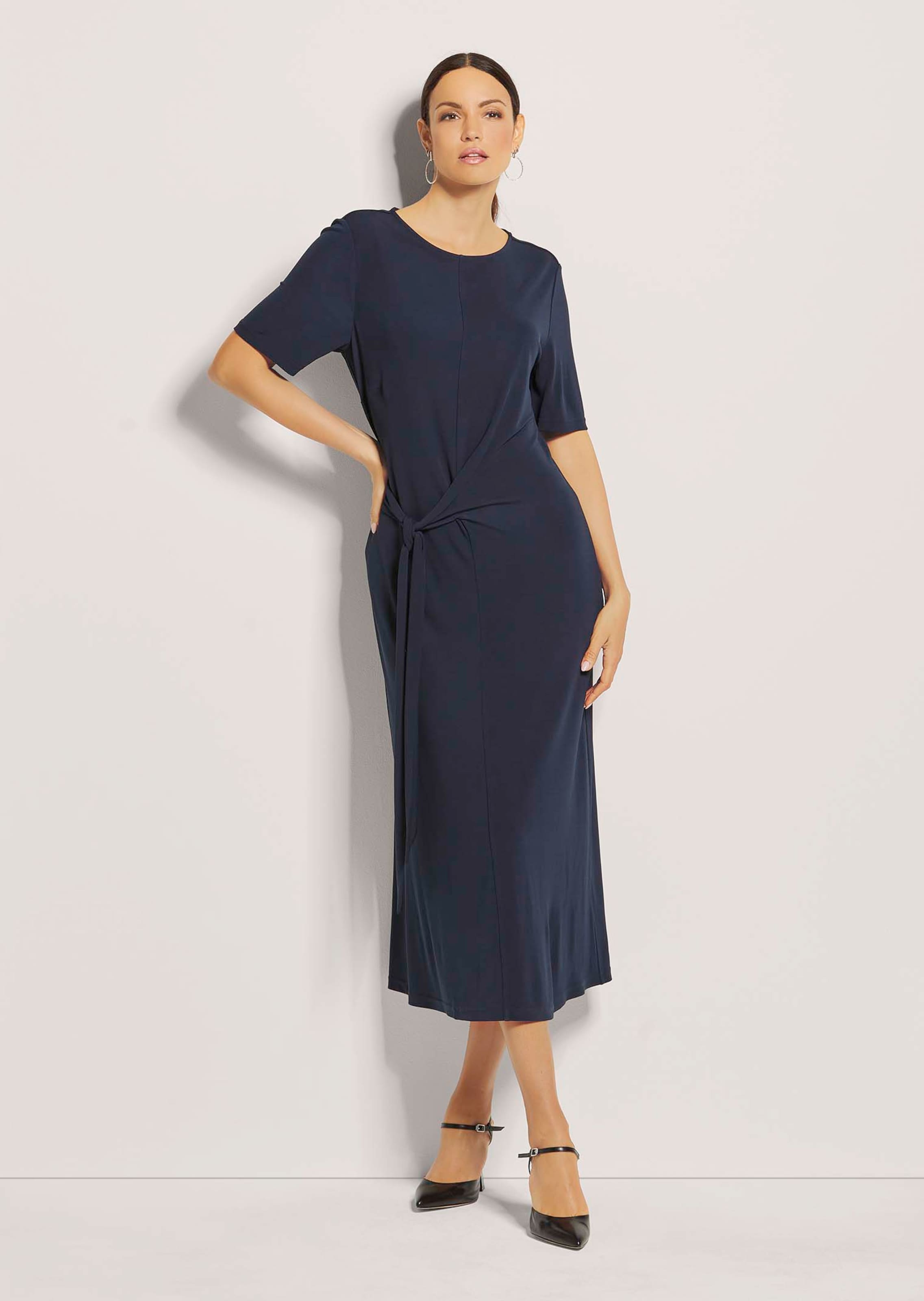 Halbarm-Kleid mit Taillenband in marine | MADELEINE Mode