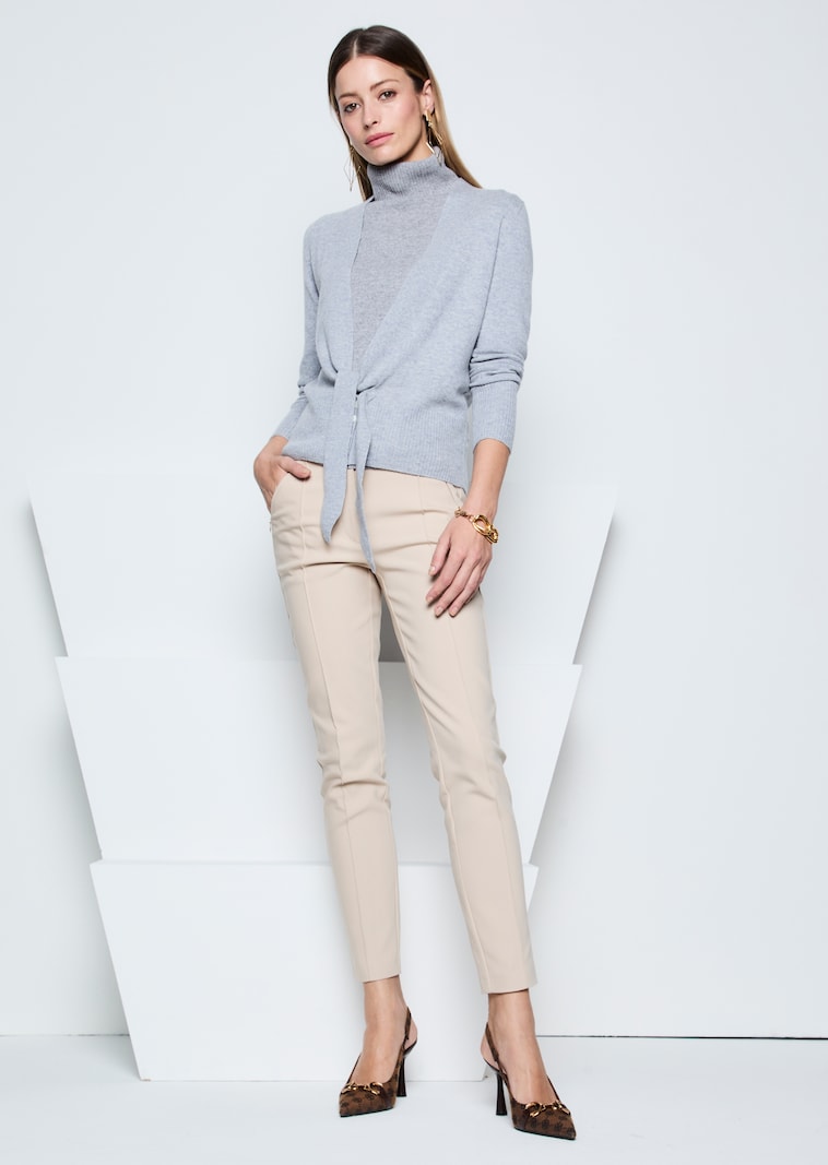 Kaschmir-Strickjacke mit tiefem V-Ausschnitt und Bindeband