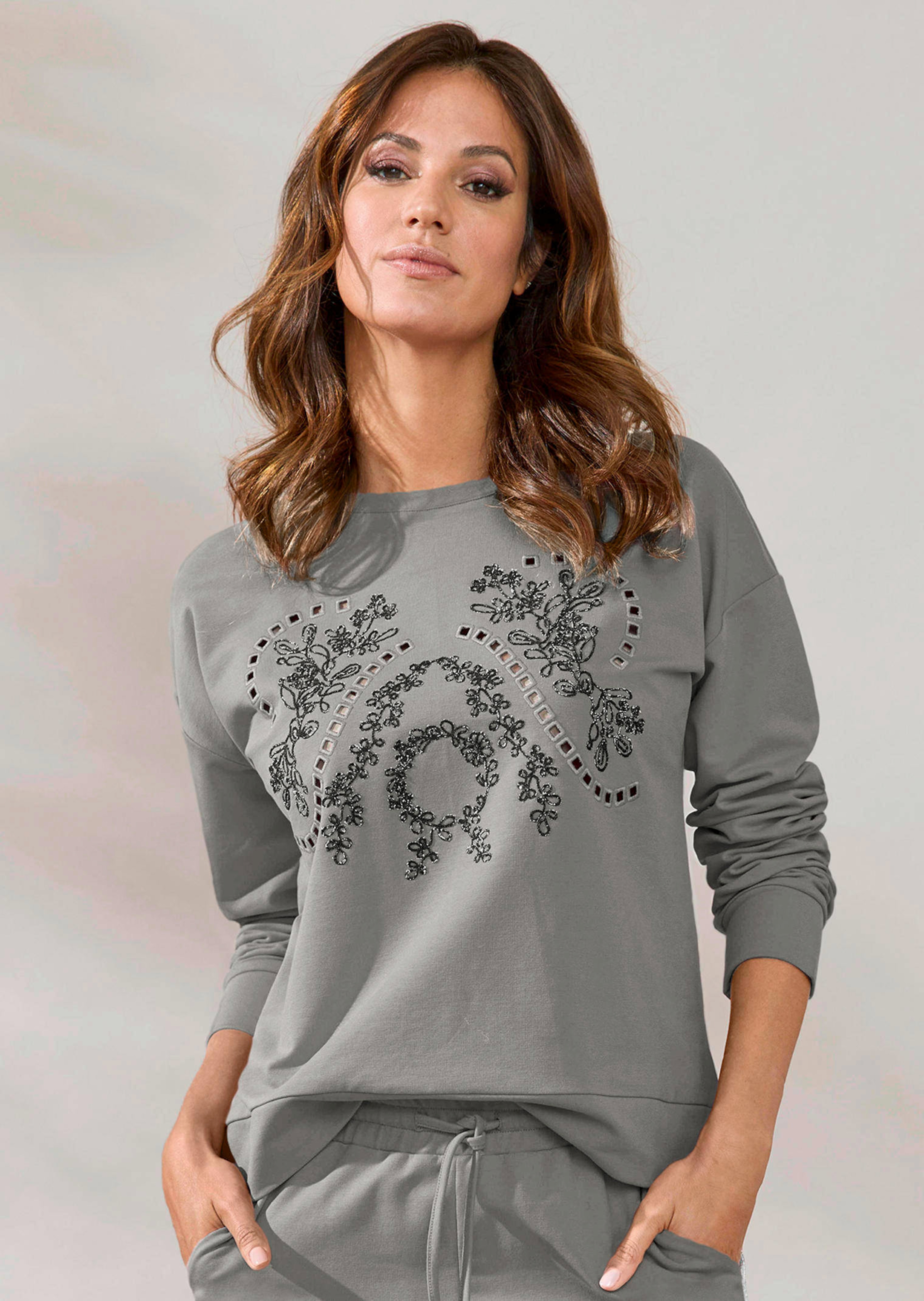 Sweat-shirt agrémenté de broderie séduisante