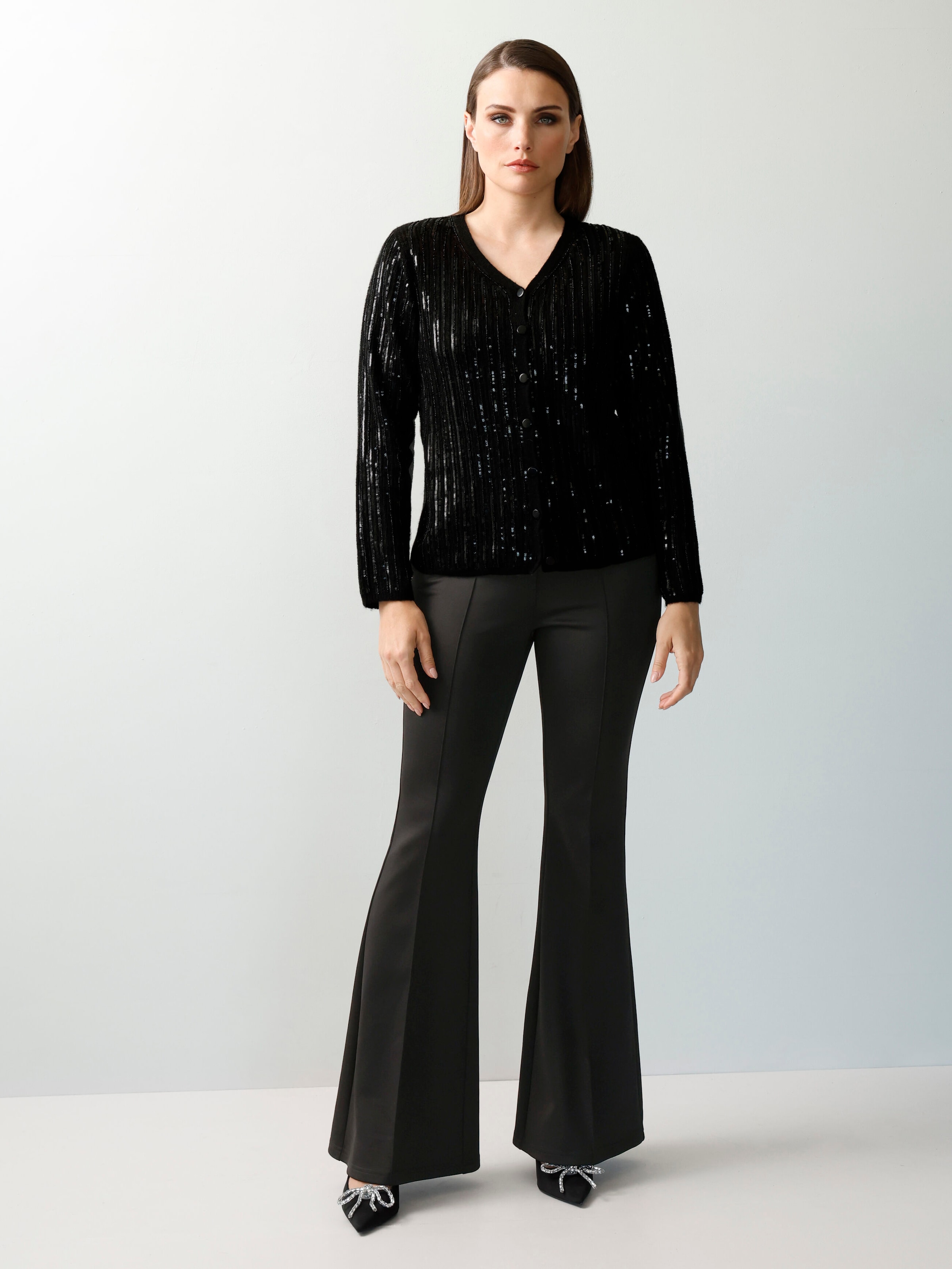 Strickjacke mit filigranem Paillettenbesatz