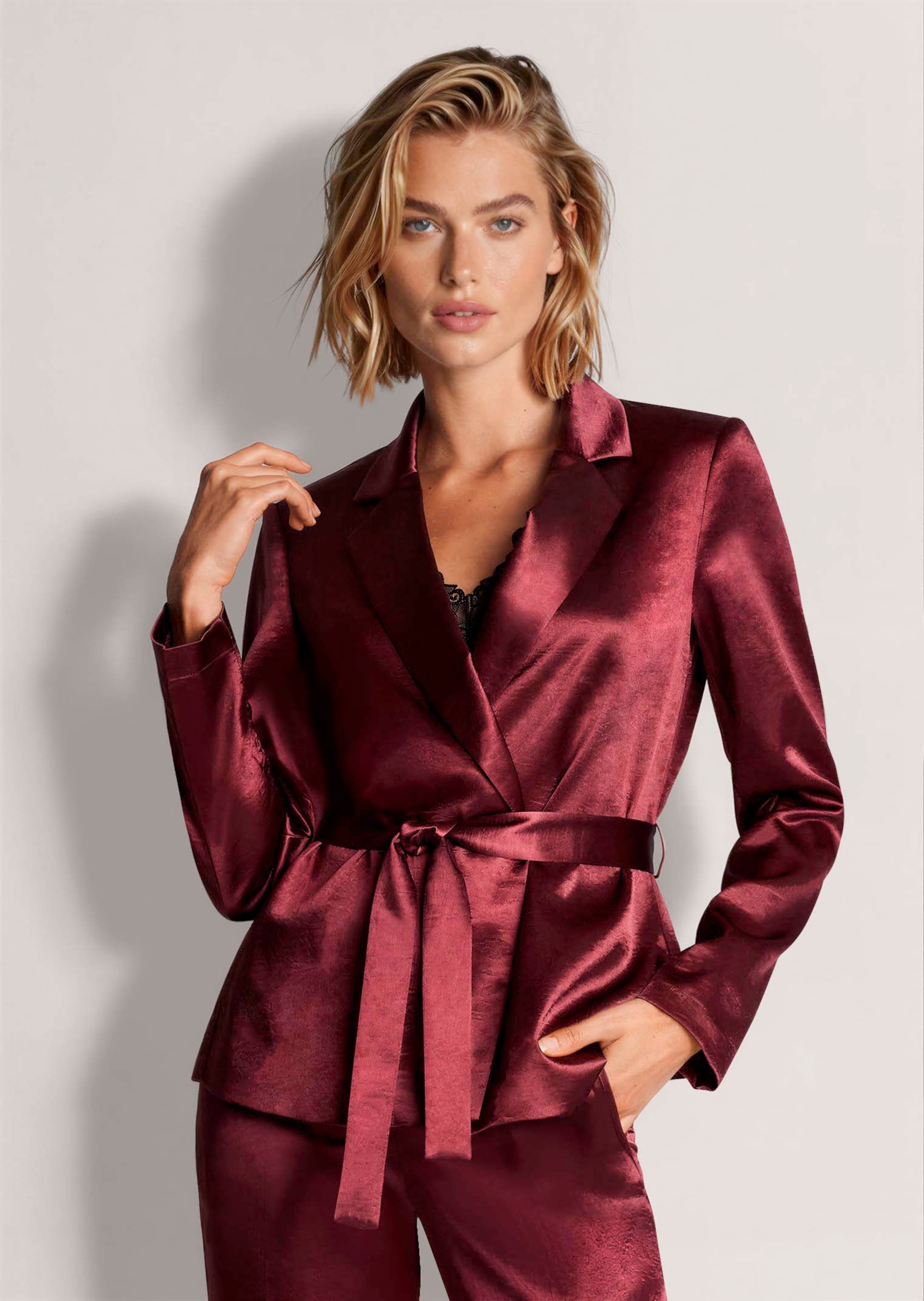 Chique satijnen blazer met strikceintuurtje
