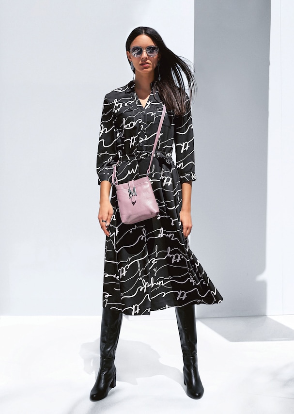 Midi-Kleid mit 3/4-Ärmel und extravagantem Letterprint