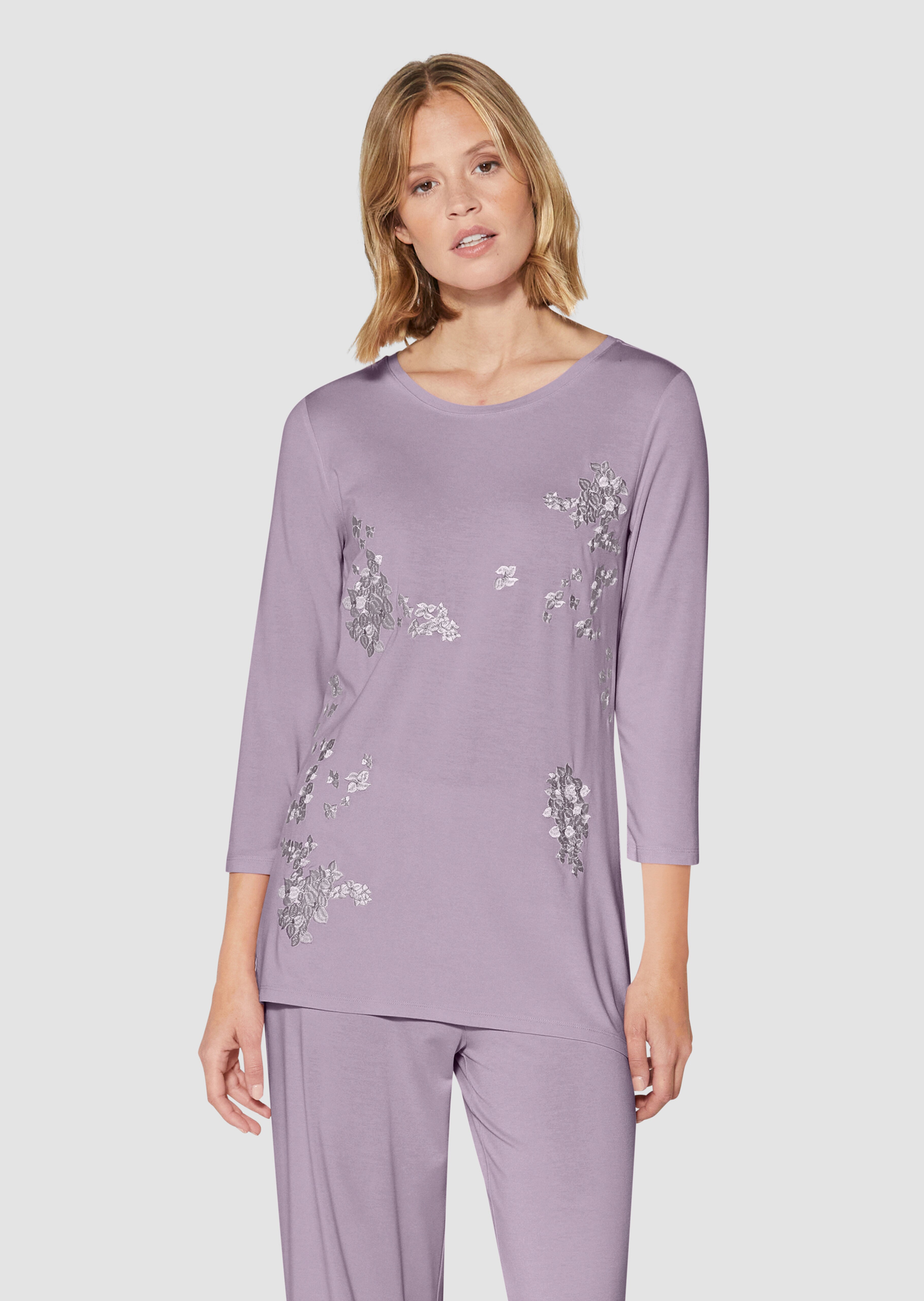 Pyjama mit edler Blütenstickerei
