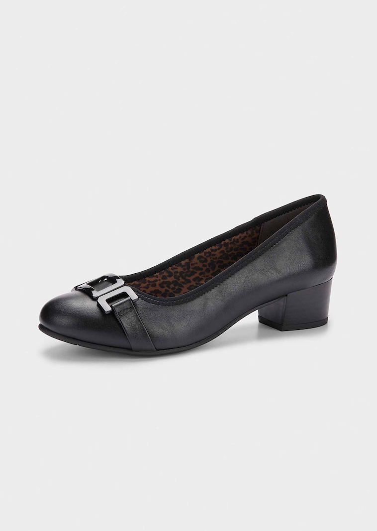 Pumps mit Zierschnalle