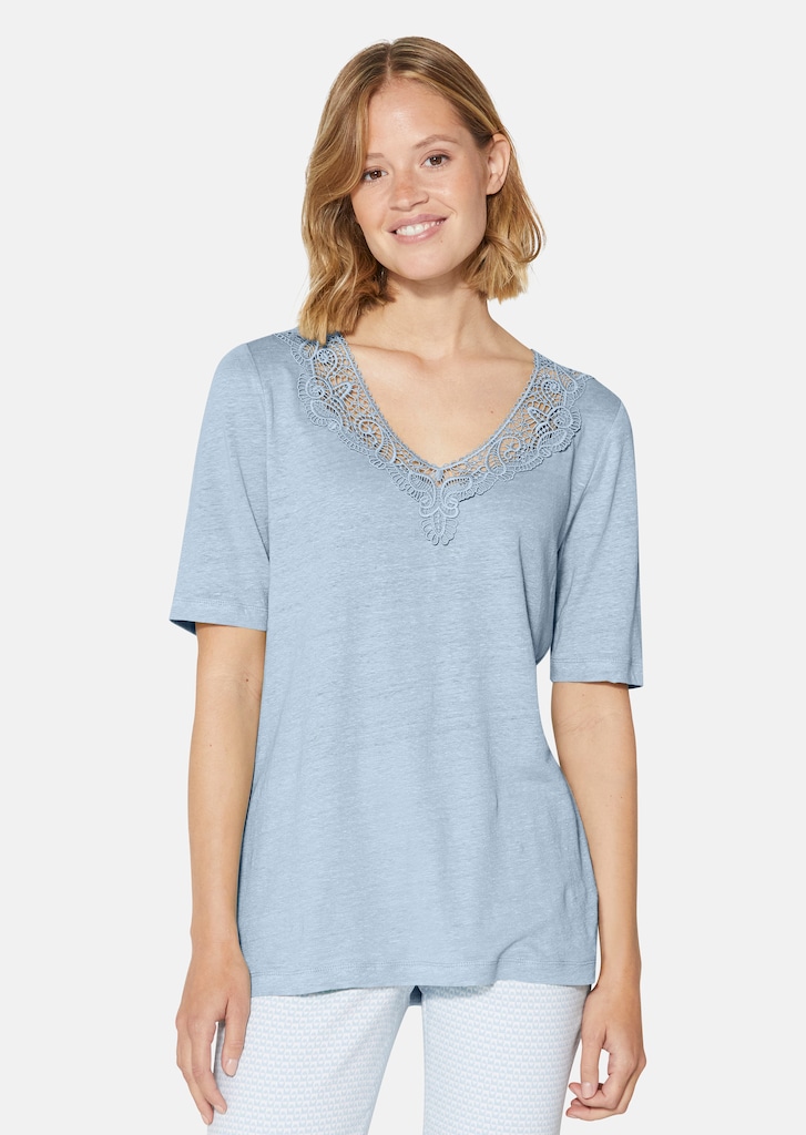 Short-sleeved linen shirt with a fine lace accent