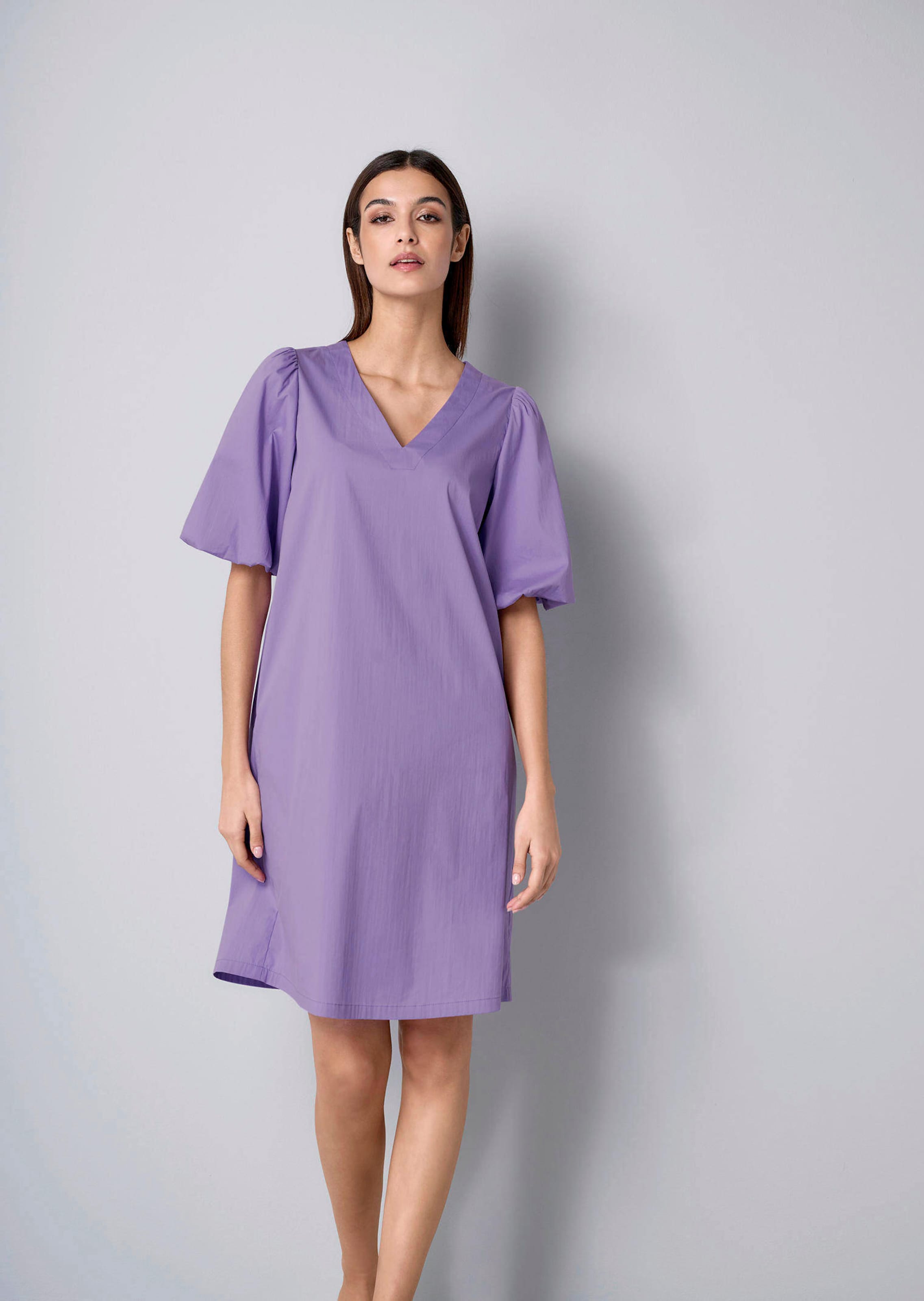 Kleid mit V-Ausschnitt