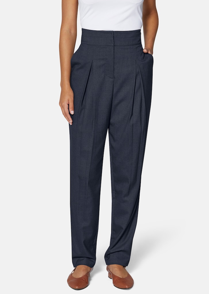 Pleated trousers with comfort waistband