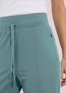 Schmale Freizeithose mit Reißverschlusstaschen thumbnail 3