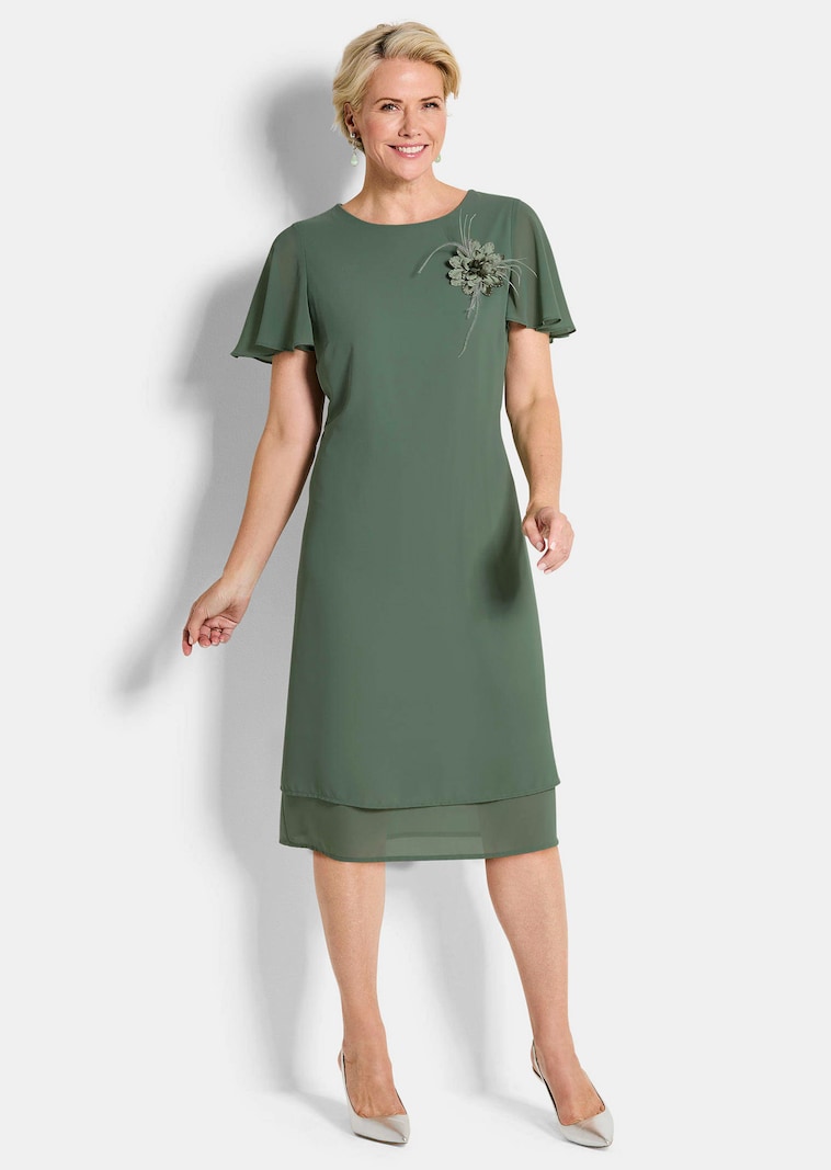 Elegantes Chiffon-Kleid mit Brosche