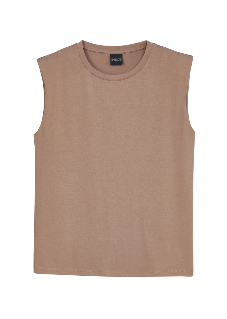 Sleeveless shirt with fashionable shoulder accentuation