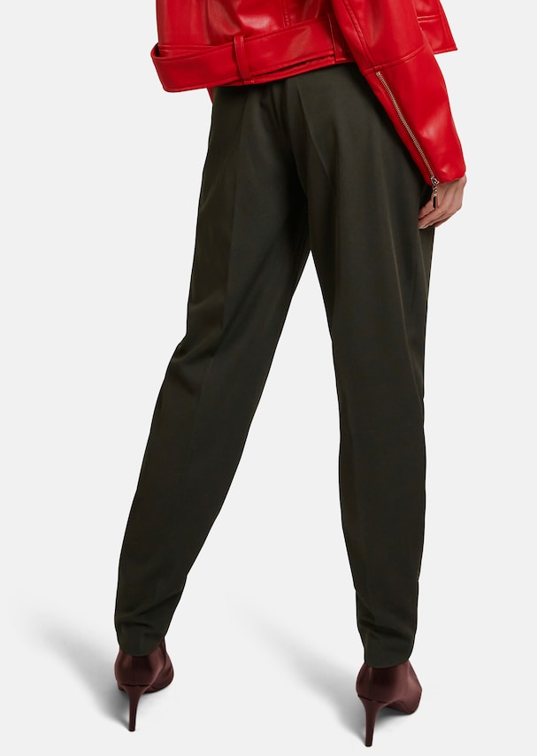 Pleated trousers in high-waist style 2