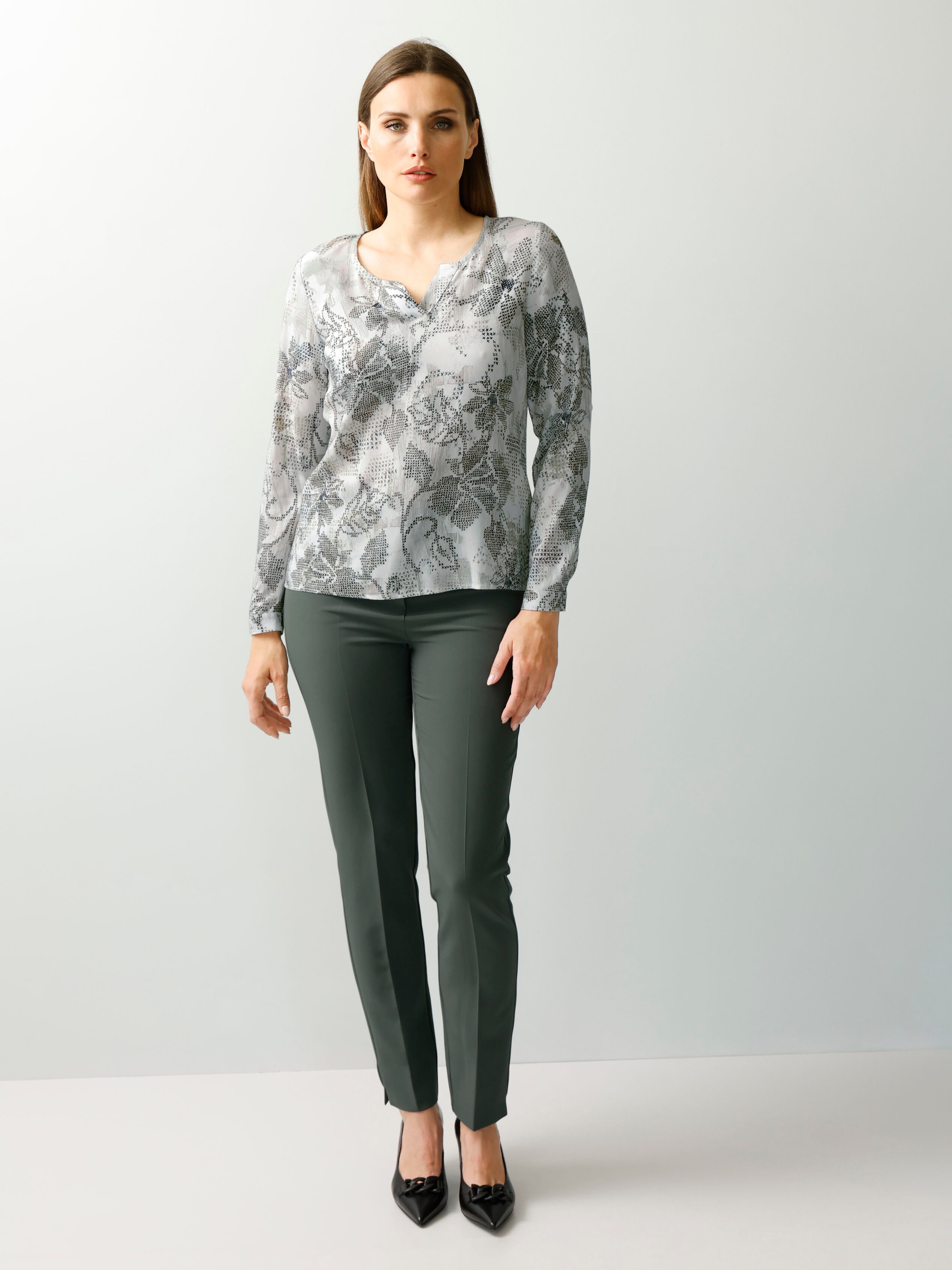 Bluse mit kleinem V-Ausschnitt