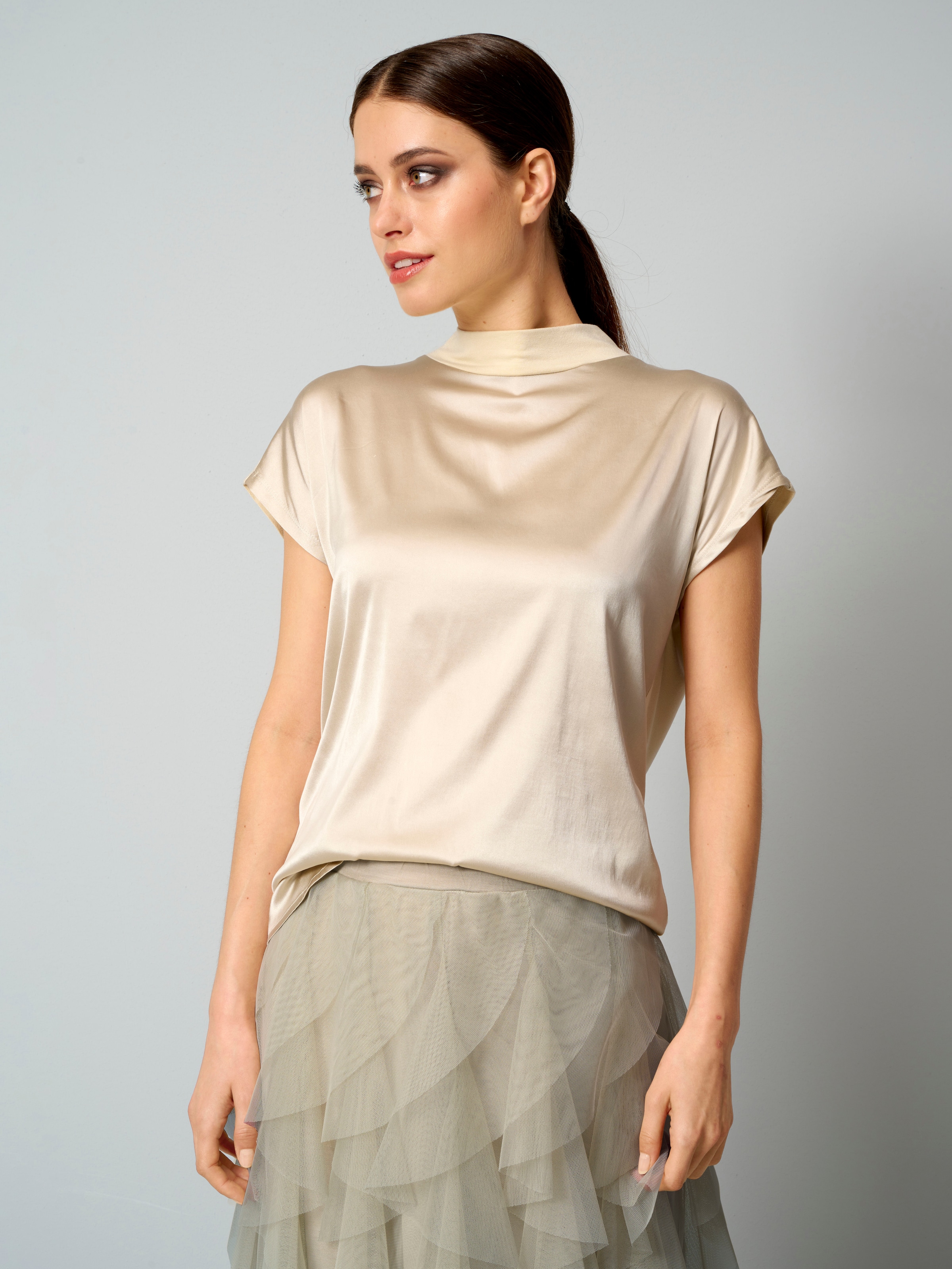 Shirt mit femininem Stehkragen