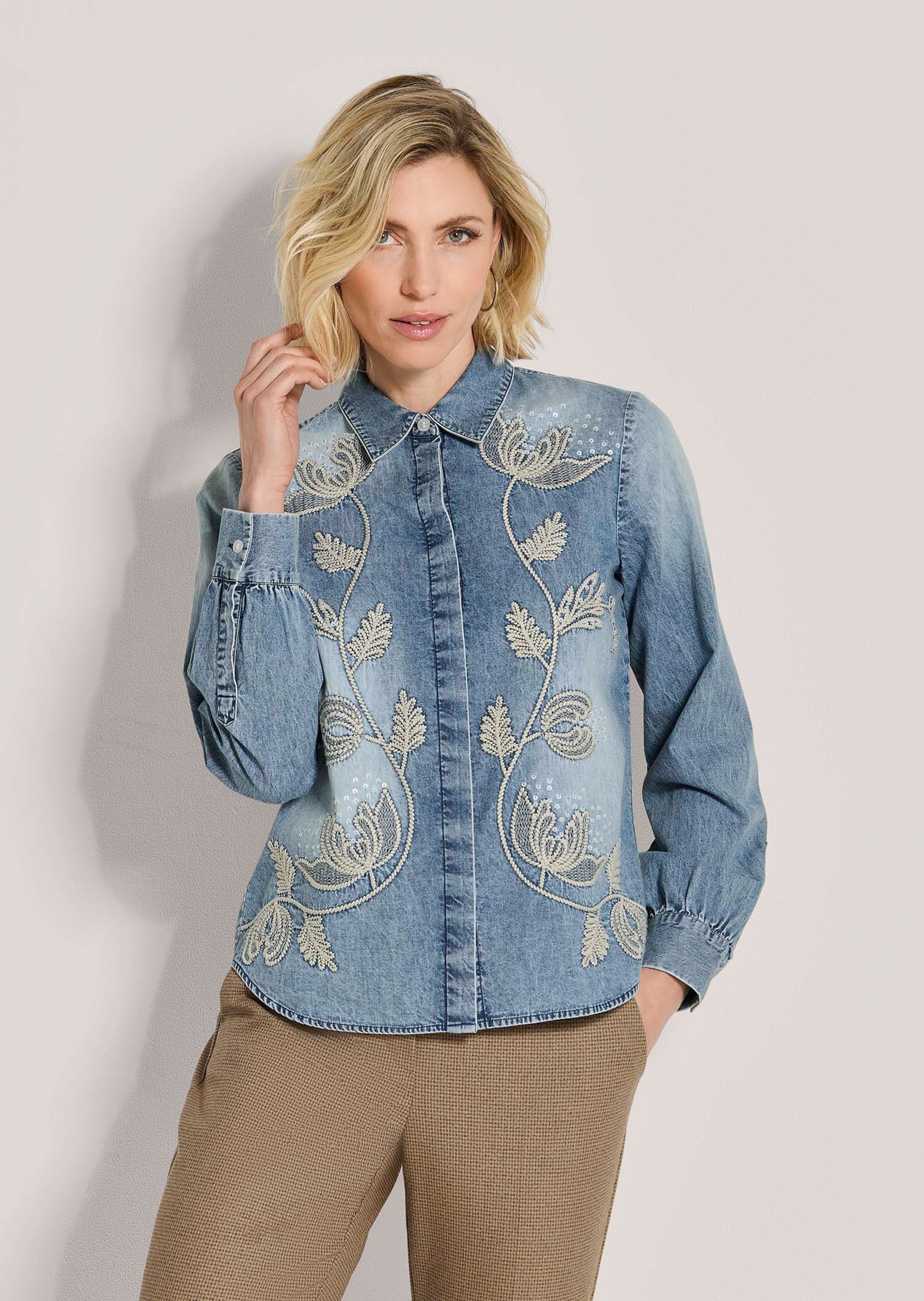Jeansbluse mit floraler Stickerei