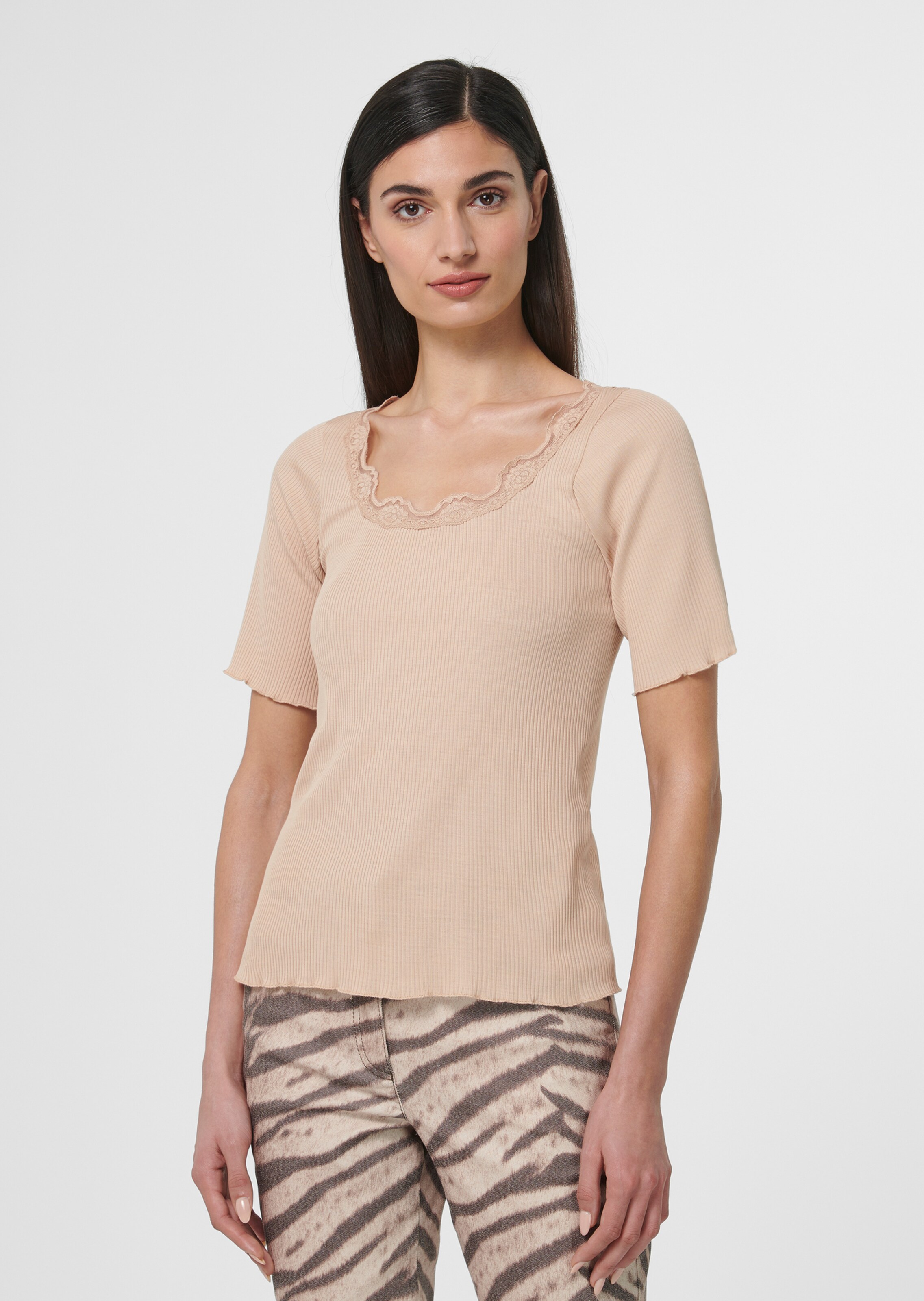 Shirt mit feinem Spitzenausschnitt