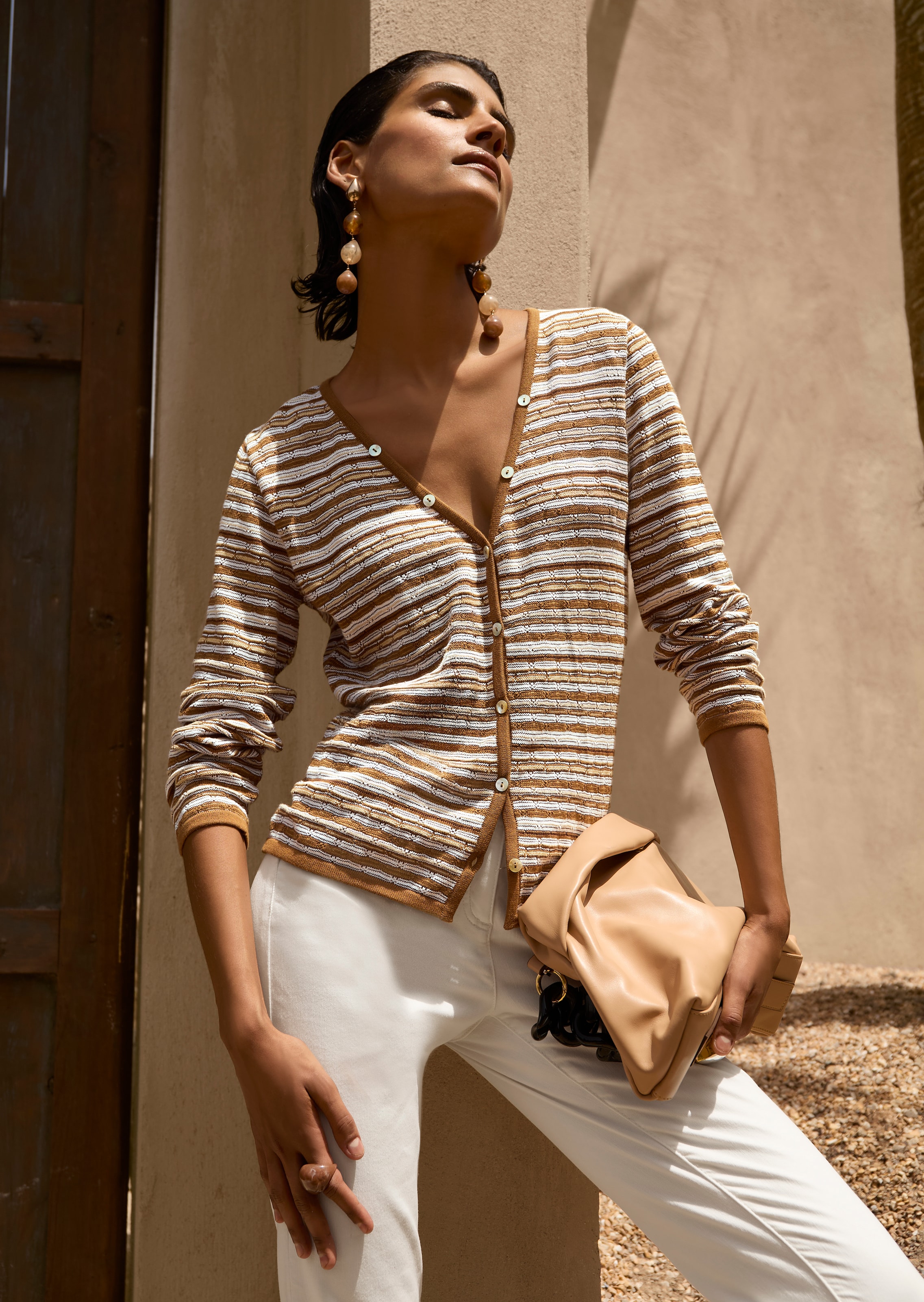 Schmale Strickjacke mit mehrfarbigem Streifenmuster