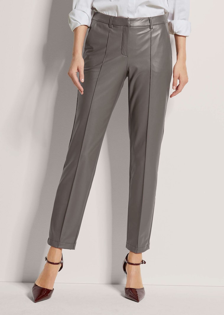 Hose im Leder-Look mit Biesen