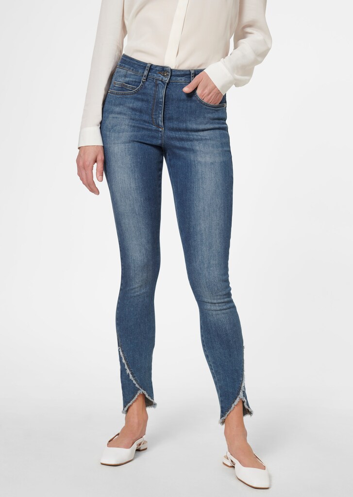 Slim jeans with fringed hem