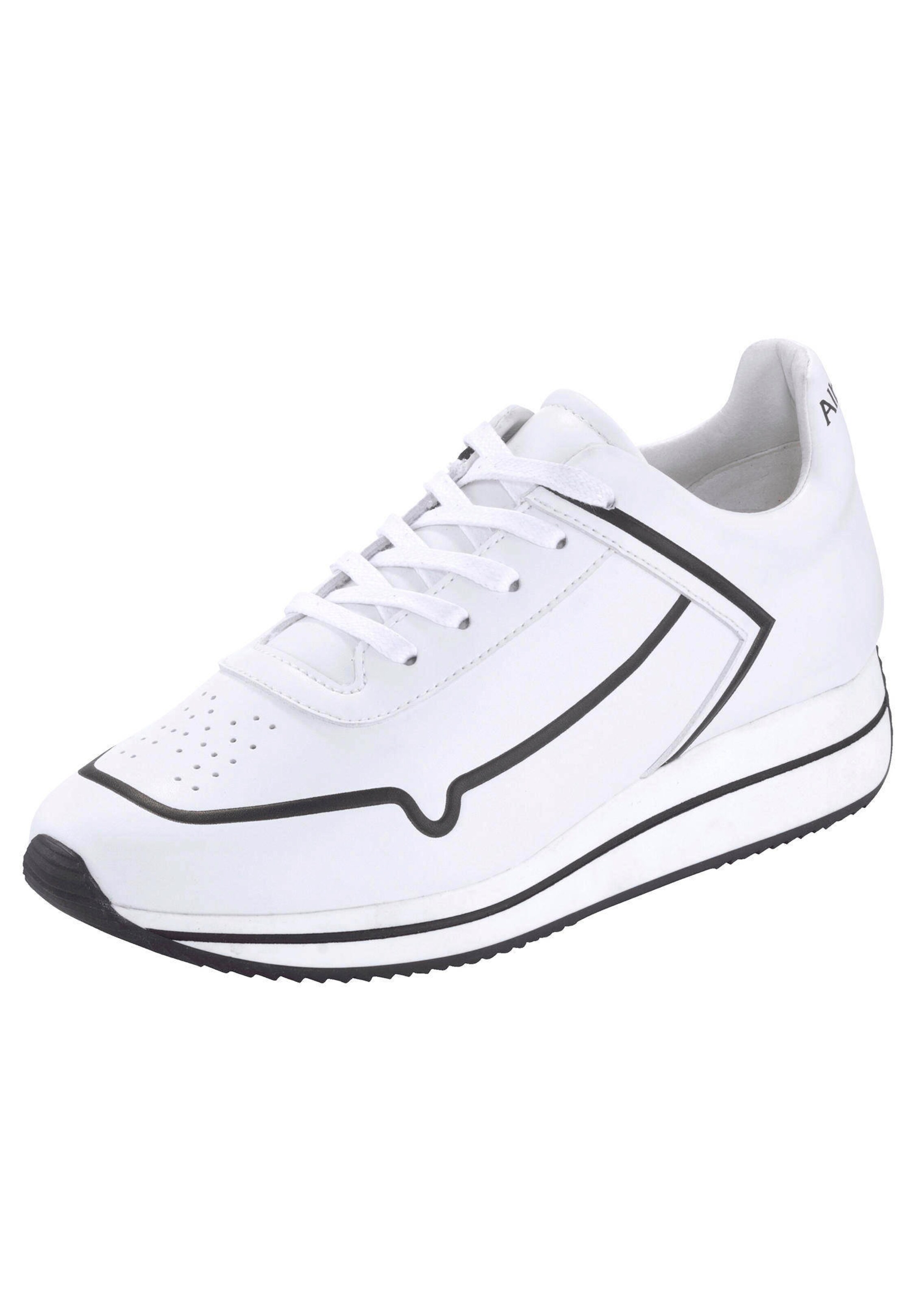 Sneaker mit einperforierten Markeninitialien