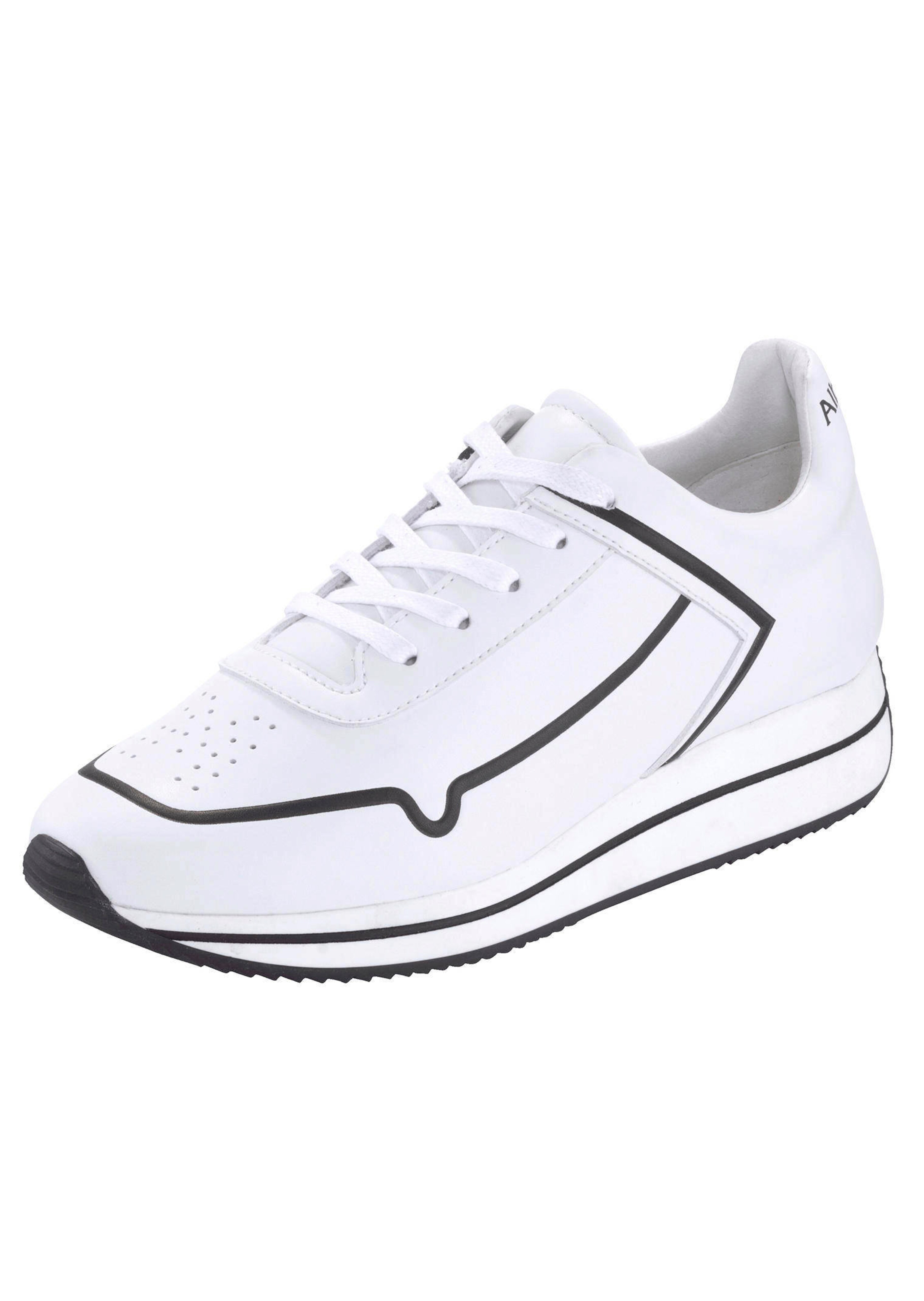 Sneaker mit einperforierten Markeninitialien