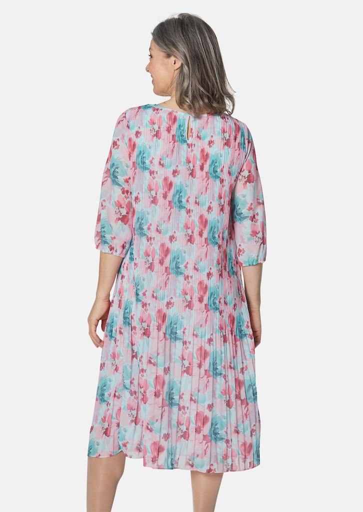 Näyttävästi pliseerattu mekko
