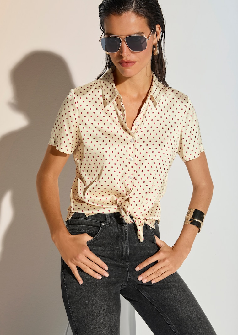 Kurzarmbluse im Tupfen-Dessin