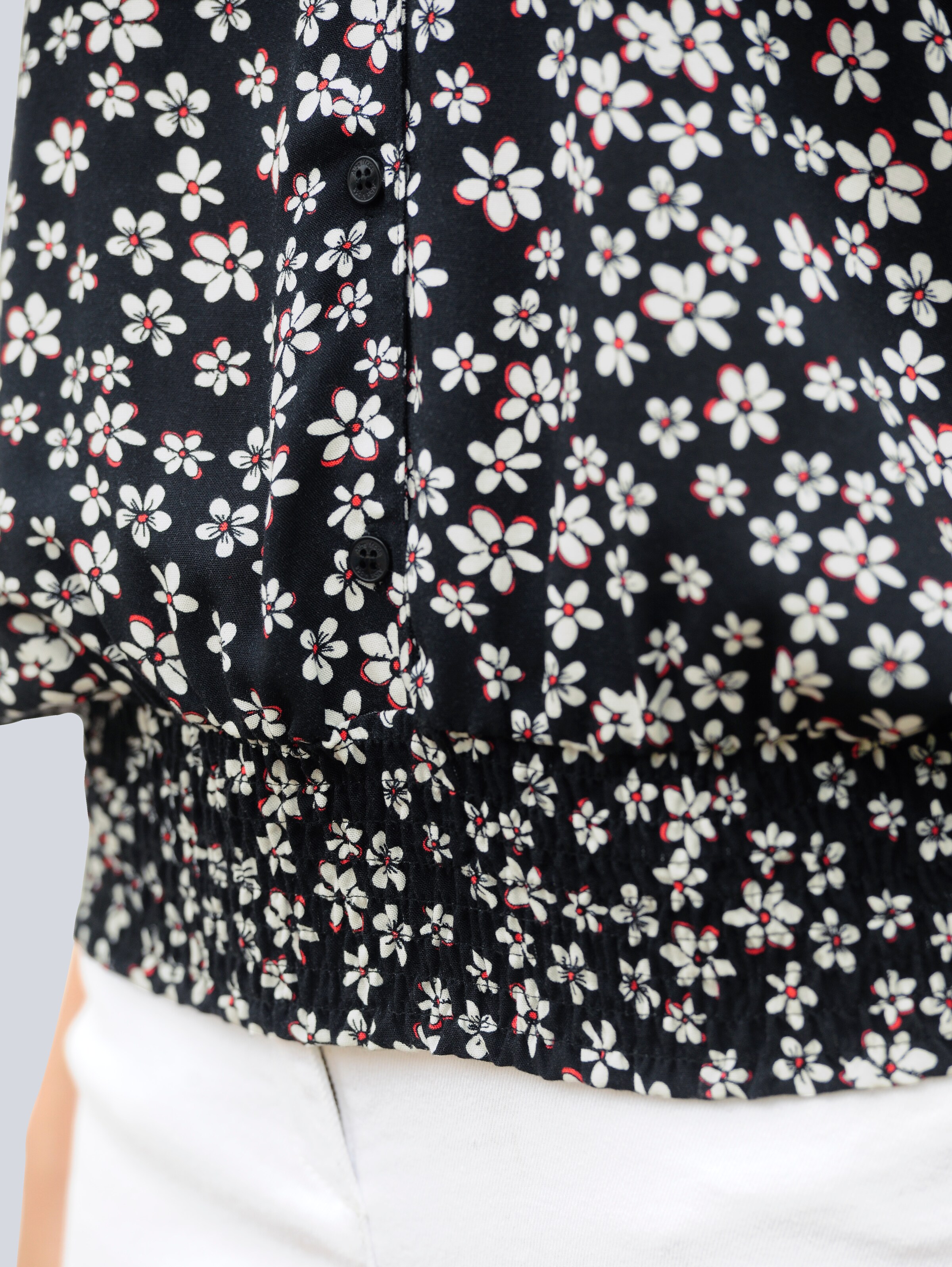Strandbluse mit femininen Streublümchen