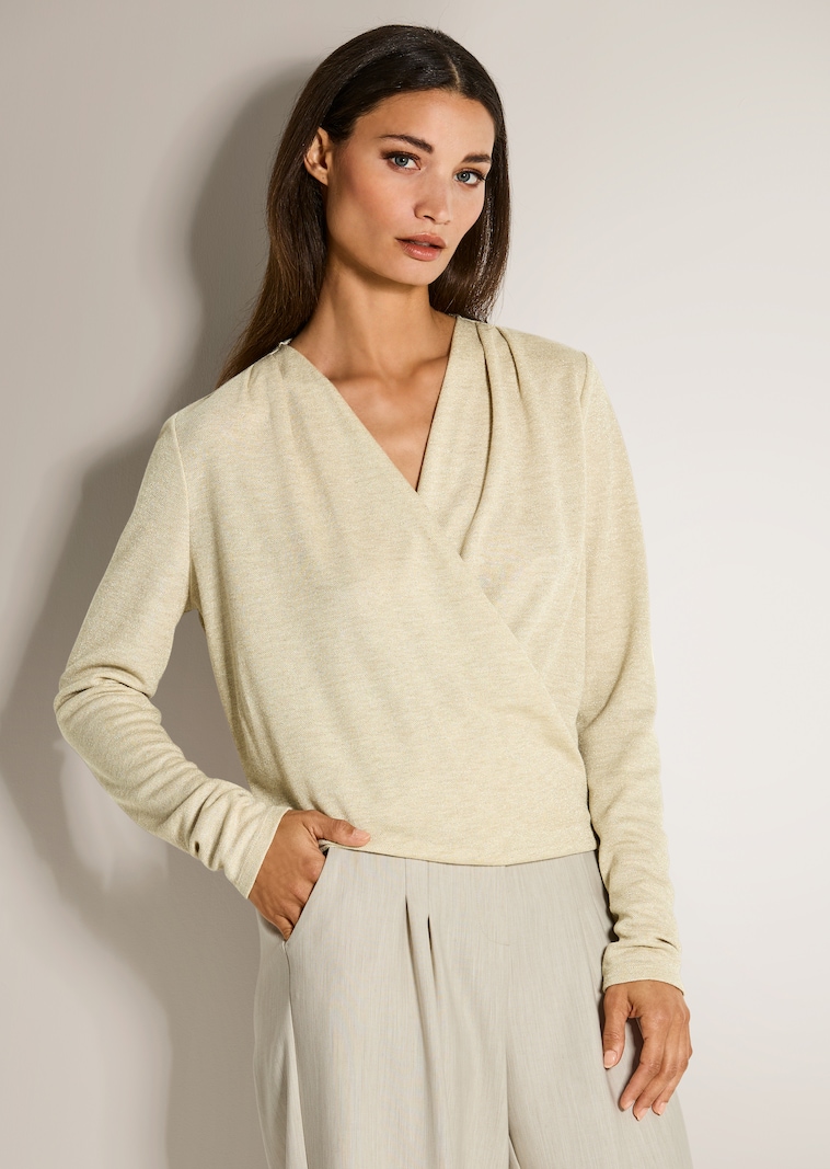Glanzvolles Shirt im Wickel-Look