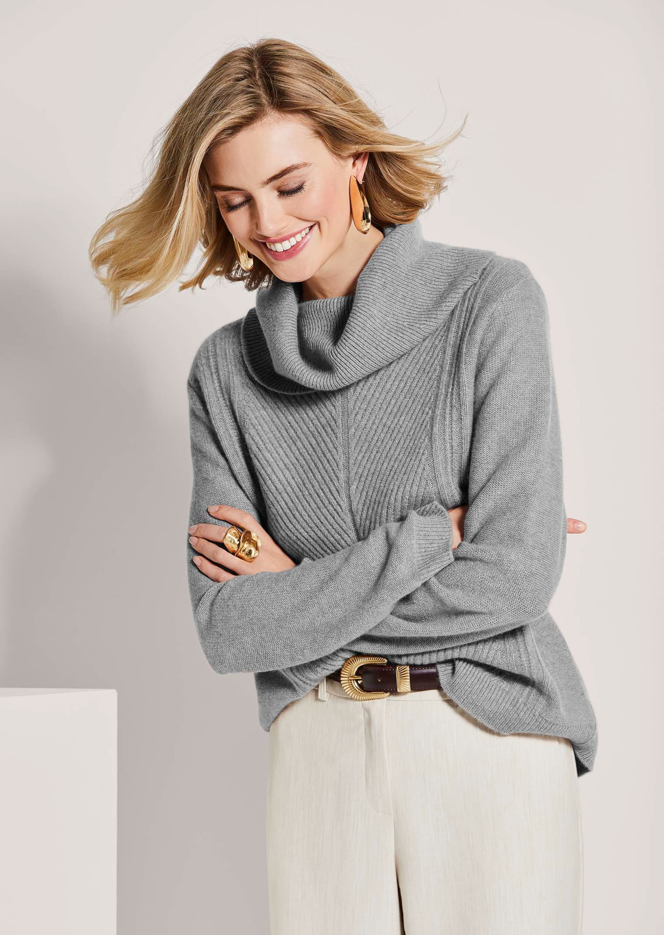 Kaschmir-Pullover mit Capuchon-Kragen in steingrau wollweiß