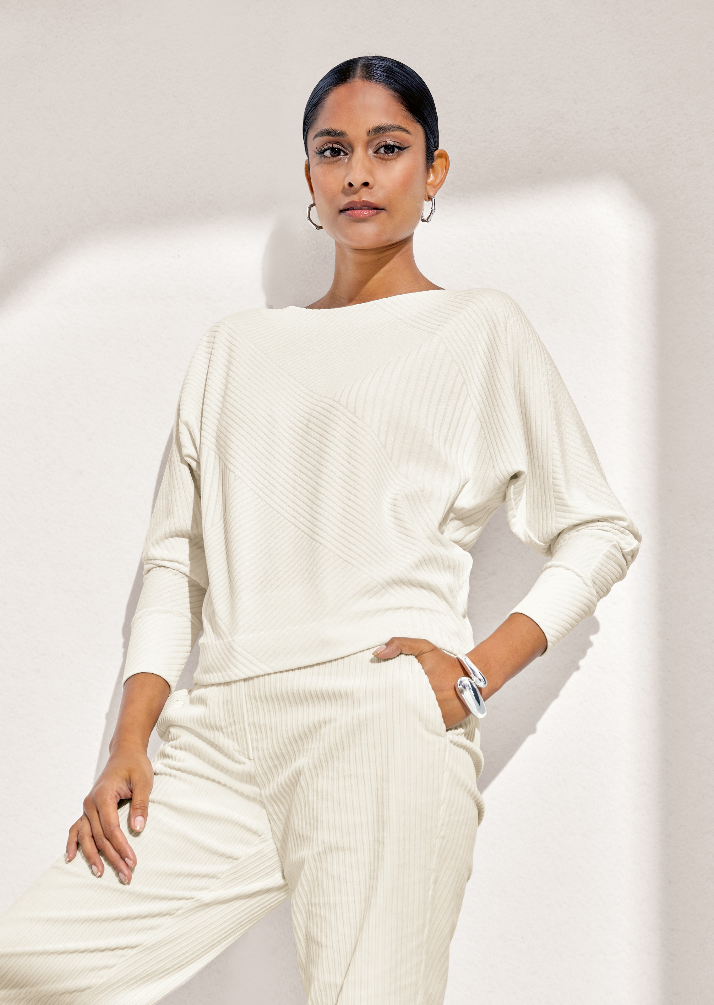 Struktur-Shirt mit langen Fledermaus-Ärmeln